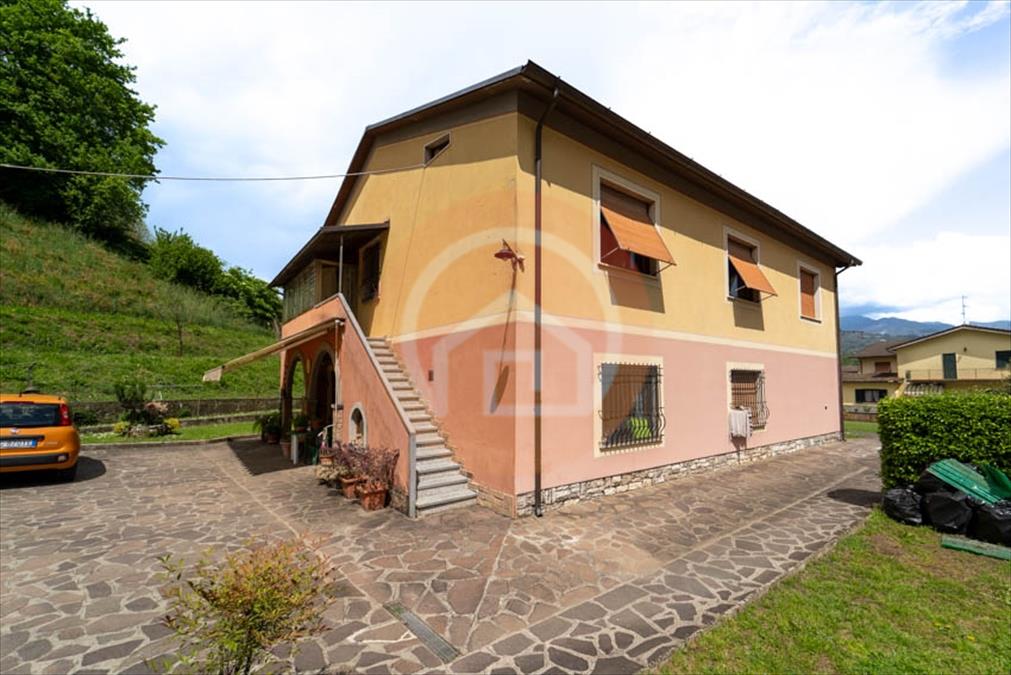 Villa con giardino in via palagio 17, Gallicano