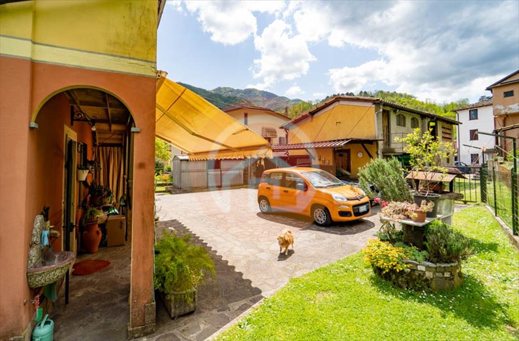 Villa con giardino in via palagio 17, Gallicano