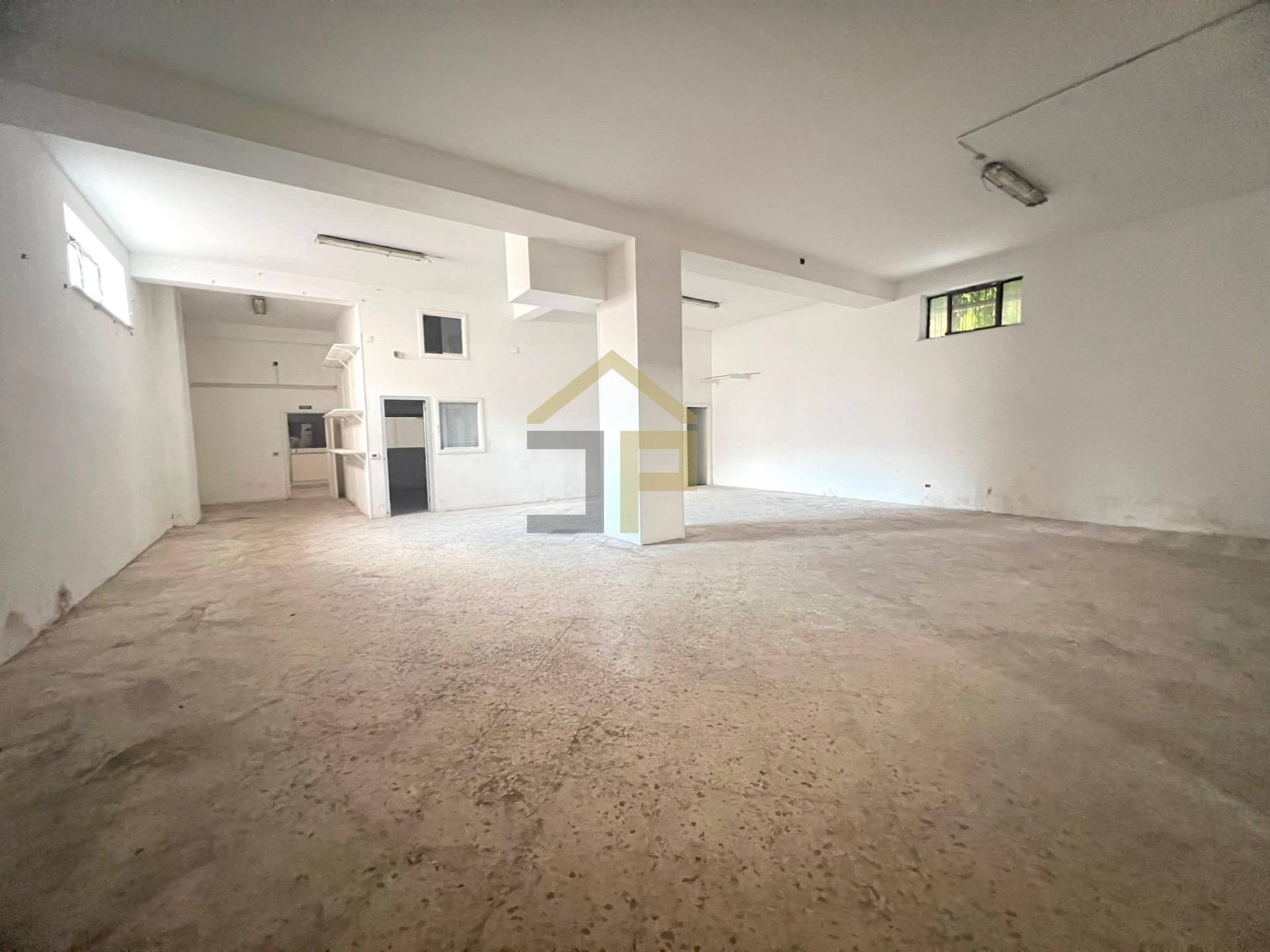 Magazzino in vendita a Palermo, Corso dei Mille