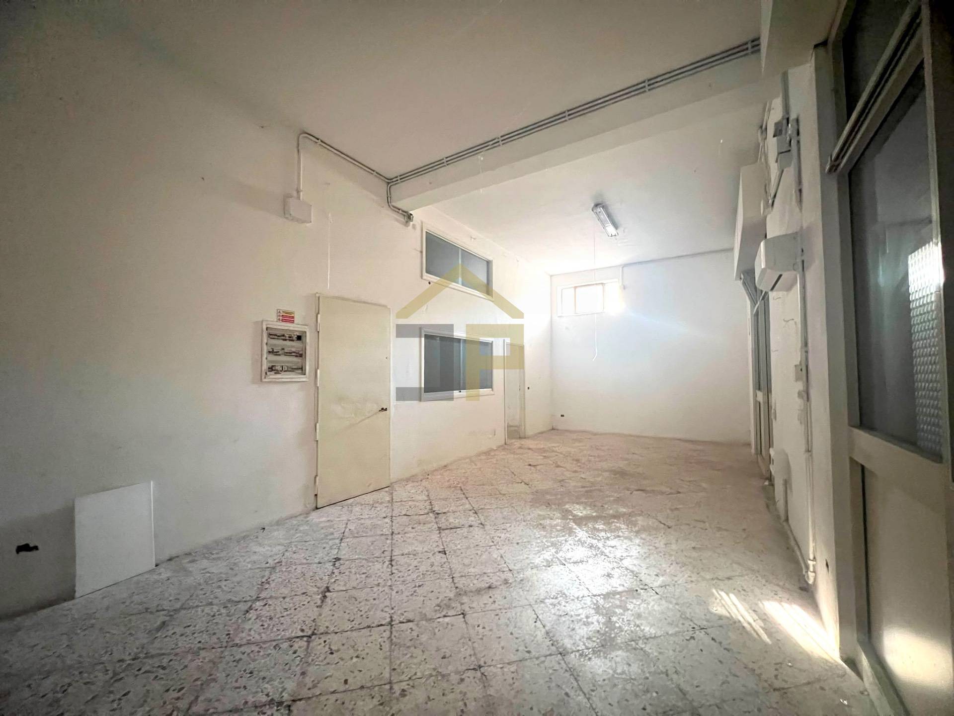 Magazzino in vendita a Palermo, Corso dei Mille