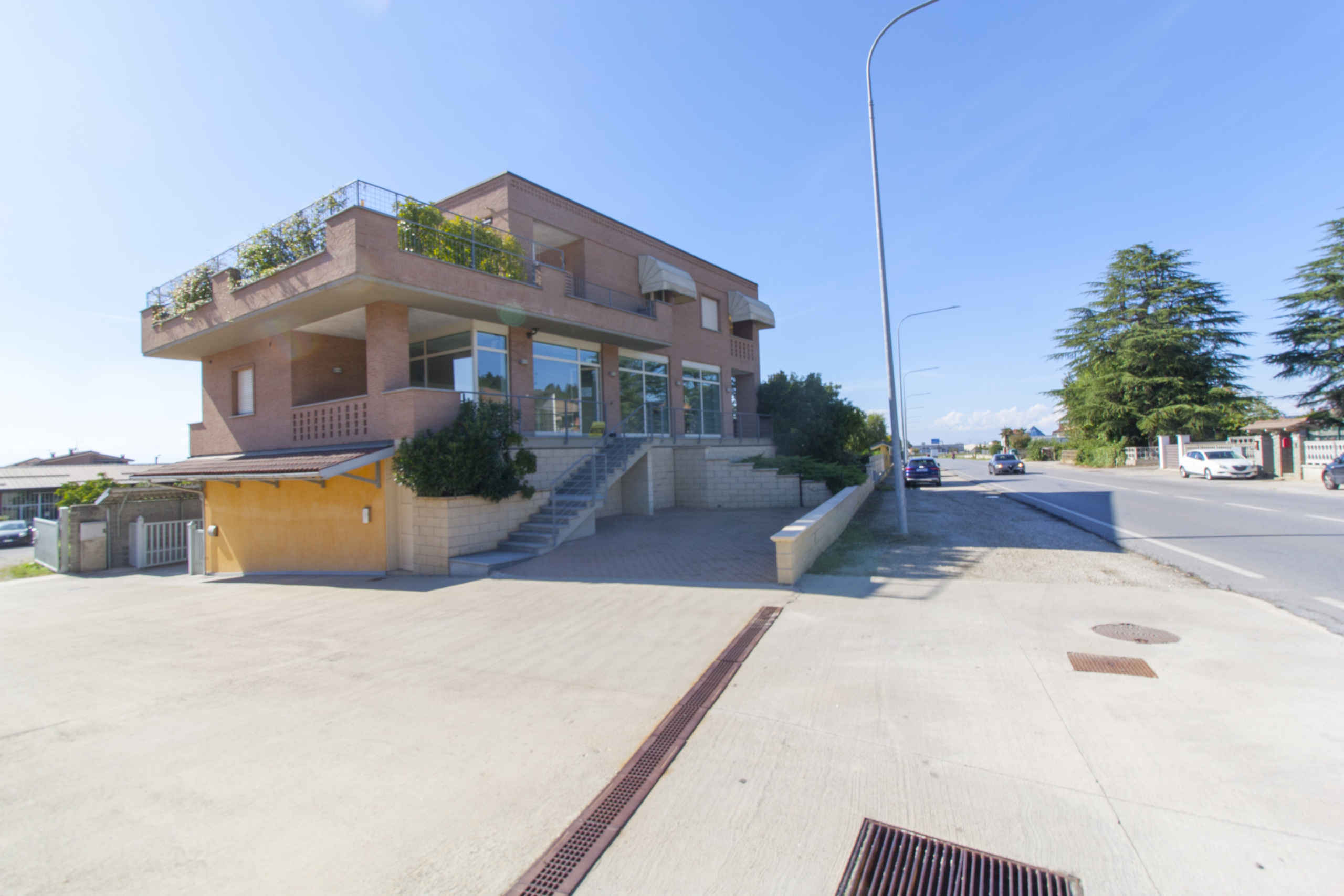 Locale commerciale in affitto in via don l. orione 115, Bra