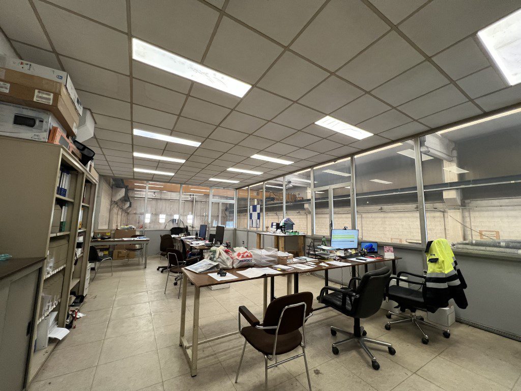 Locale commerciale in vendita a La Loggia