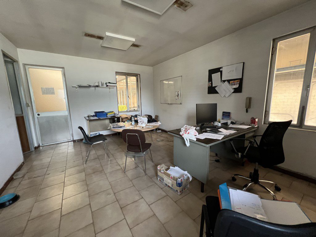 Locale commerciale in vendita a La Loggia