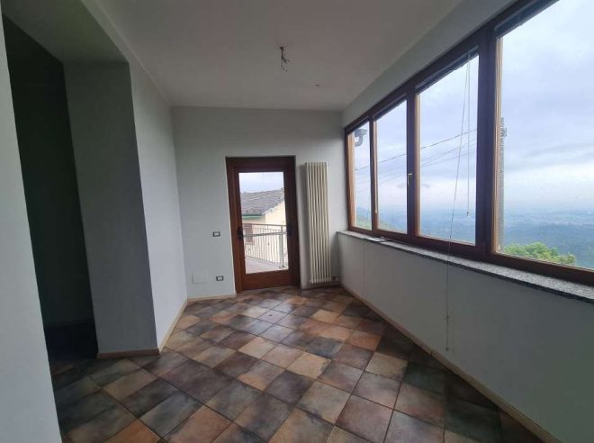 Locale commerciale in vendita a Andrate