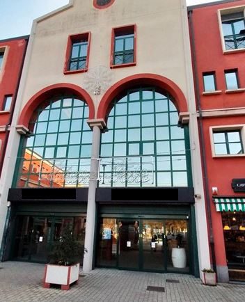 Locale commerciale in vendita a Chieri