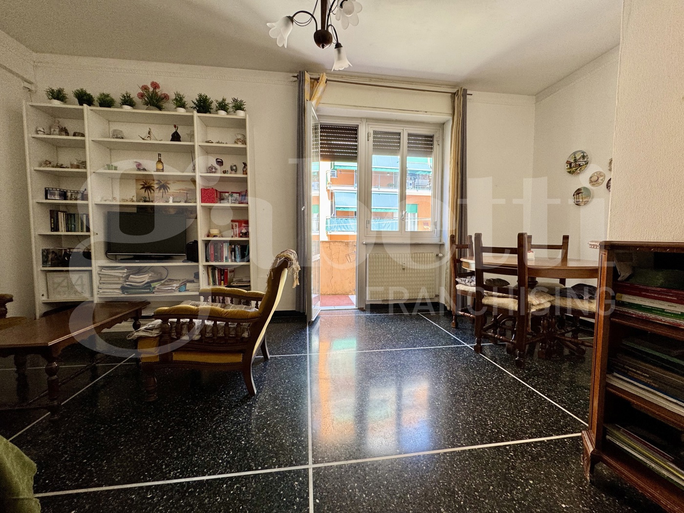 Trilocale da ristrutturare a Genova