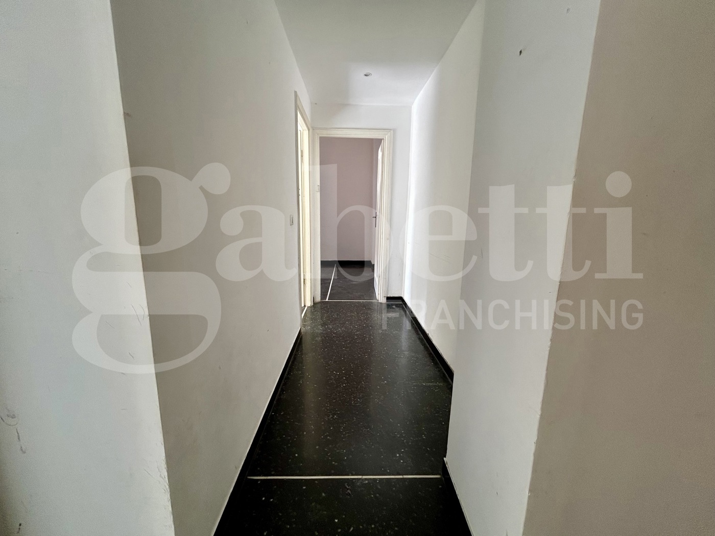 Trilocale da ristrutturare a Genova