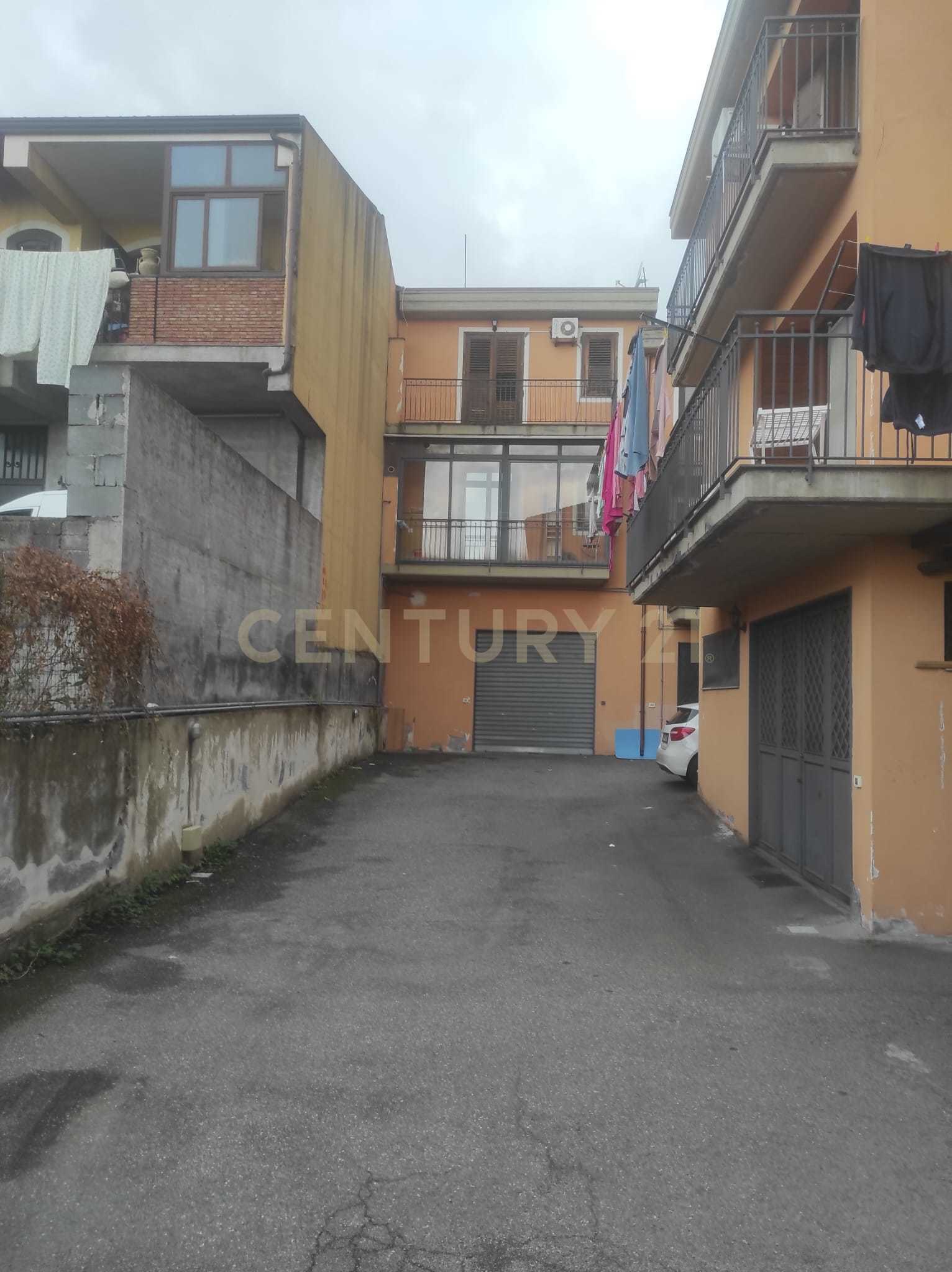 Casa indipendente con terrazzo in via cassone, Catania