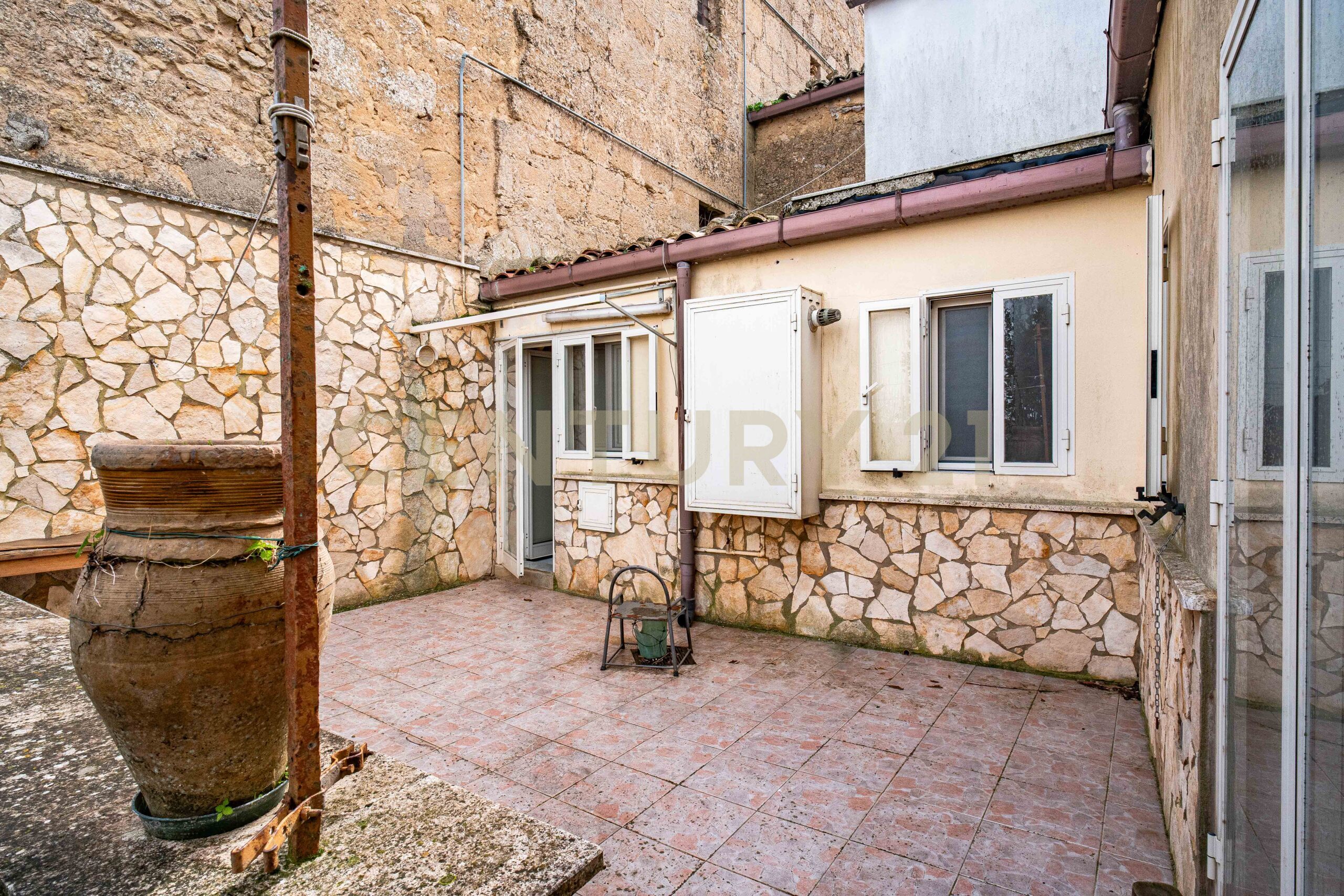 Casa indipendente con giardino in via longo 42 / 44, Enna