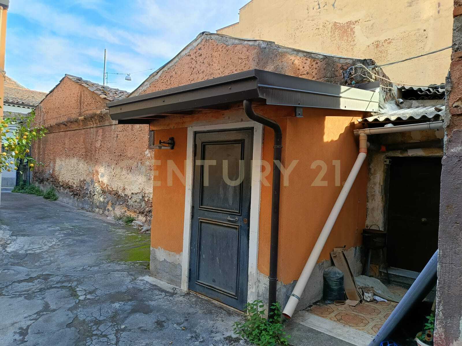 Casa indipendente da ristrutturare in via consolazione 91, Catania
