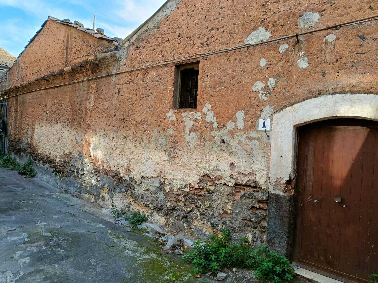 Casa indipendente da ristrutturare in via consolazione 91, Catania