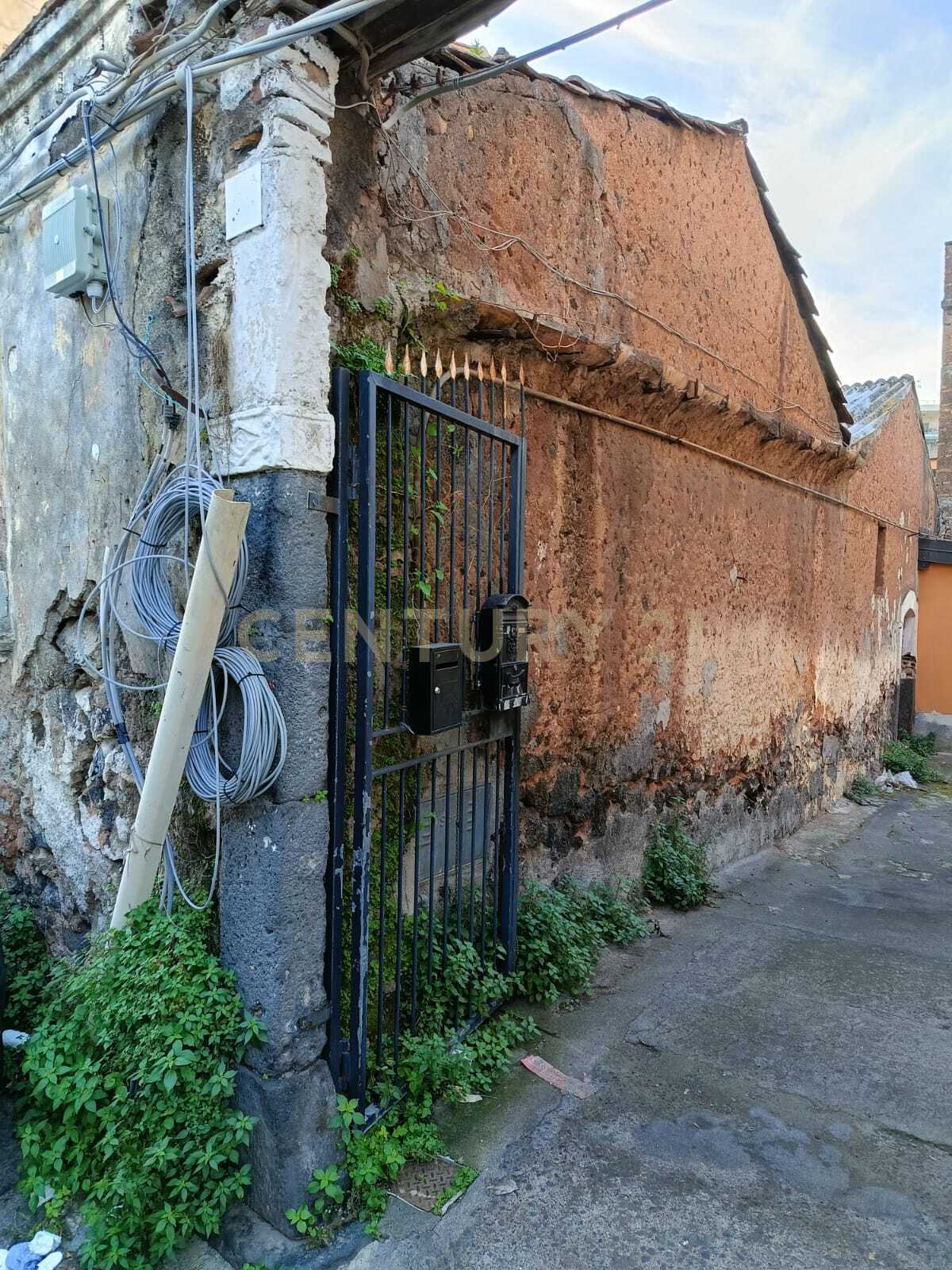 Casa indipendente da ristrutturare in via consolazione 91, Catania