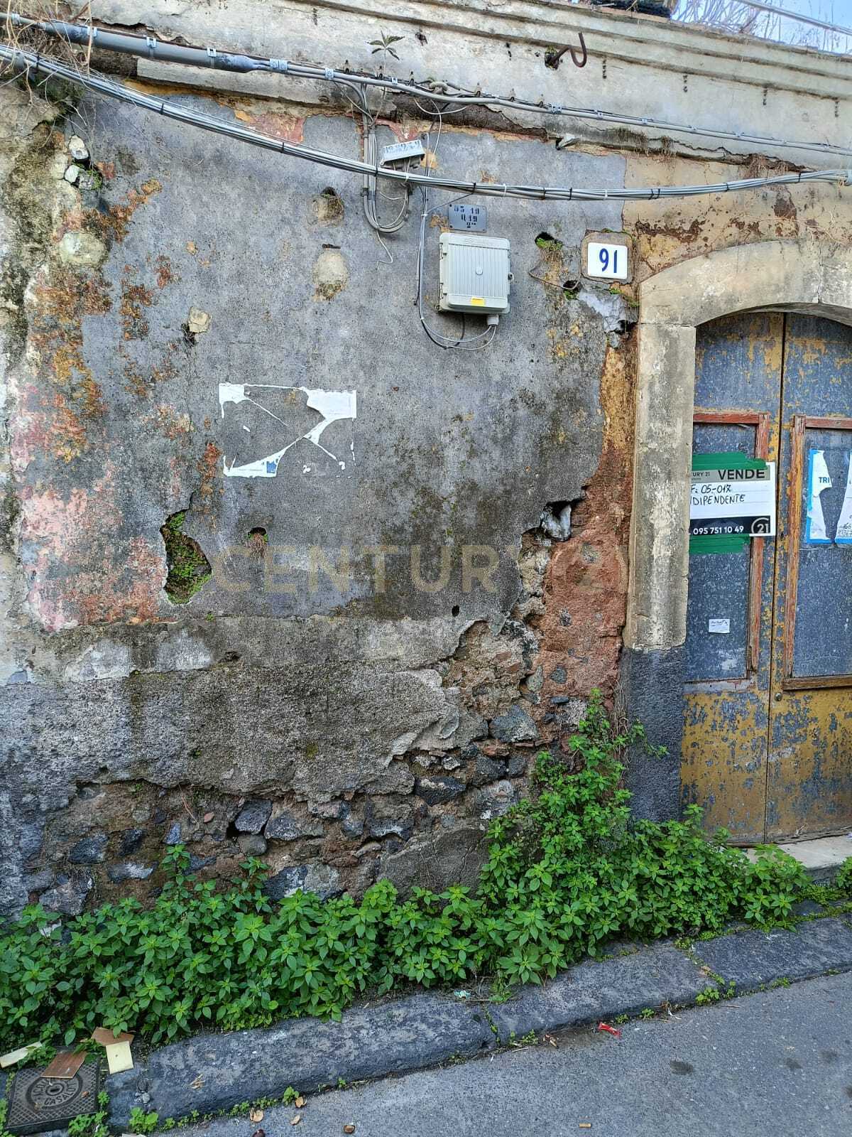 Casa indipendente da ristrutturare in via consolazione 91, Catania