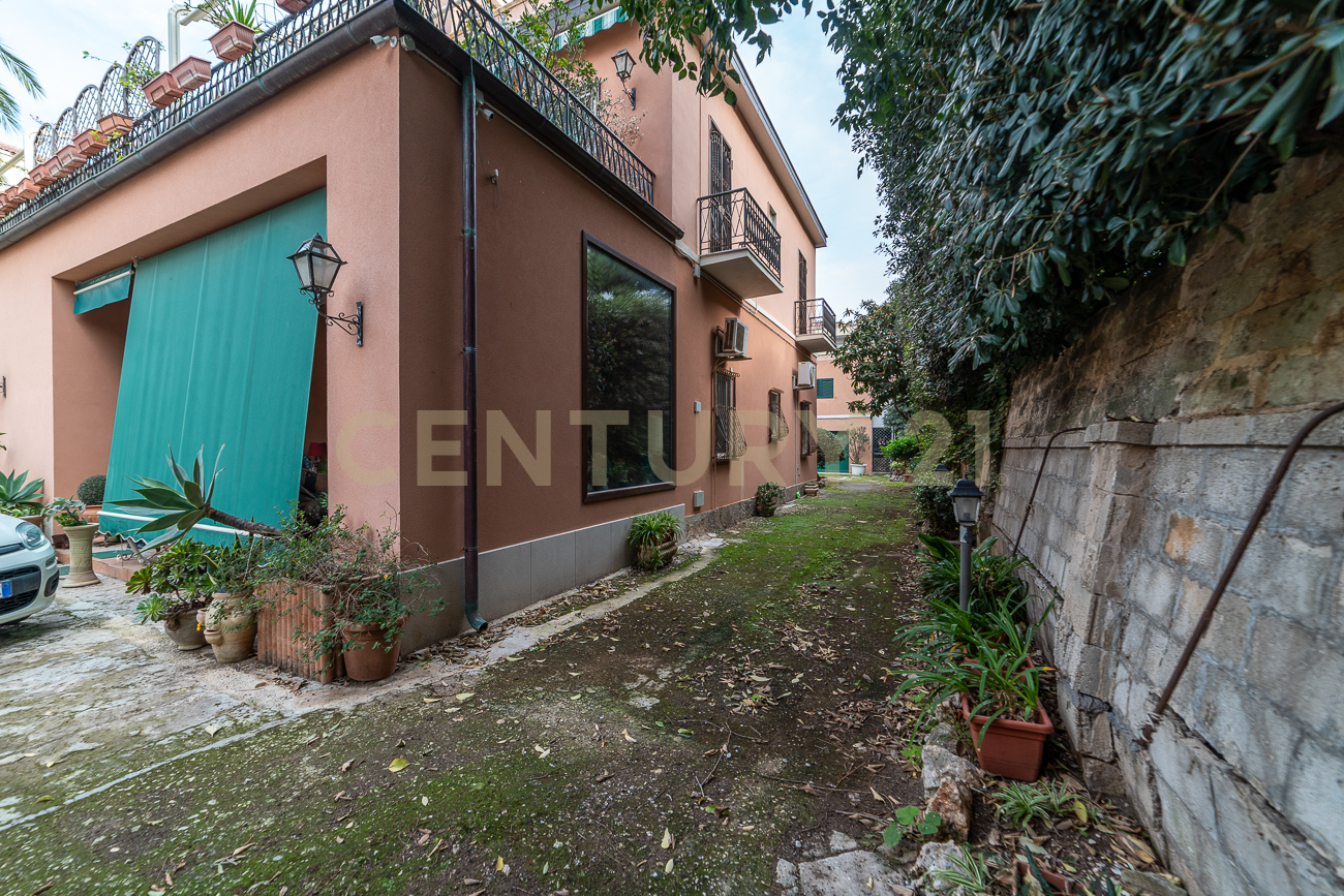 Villa con giardino in viale scala greca, Siracusa