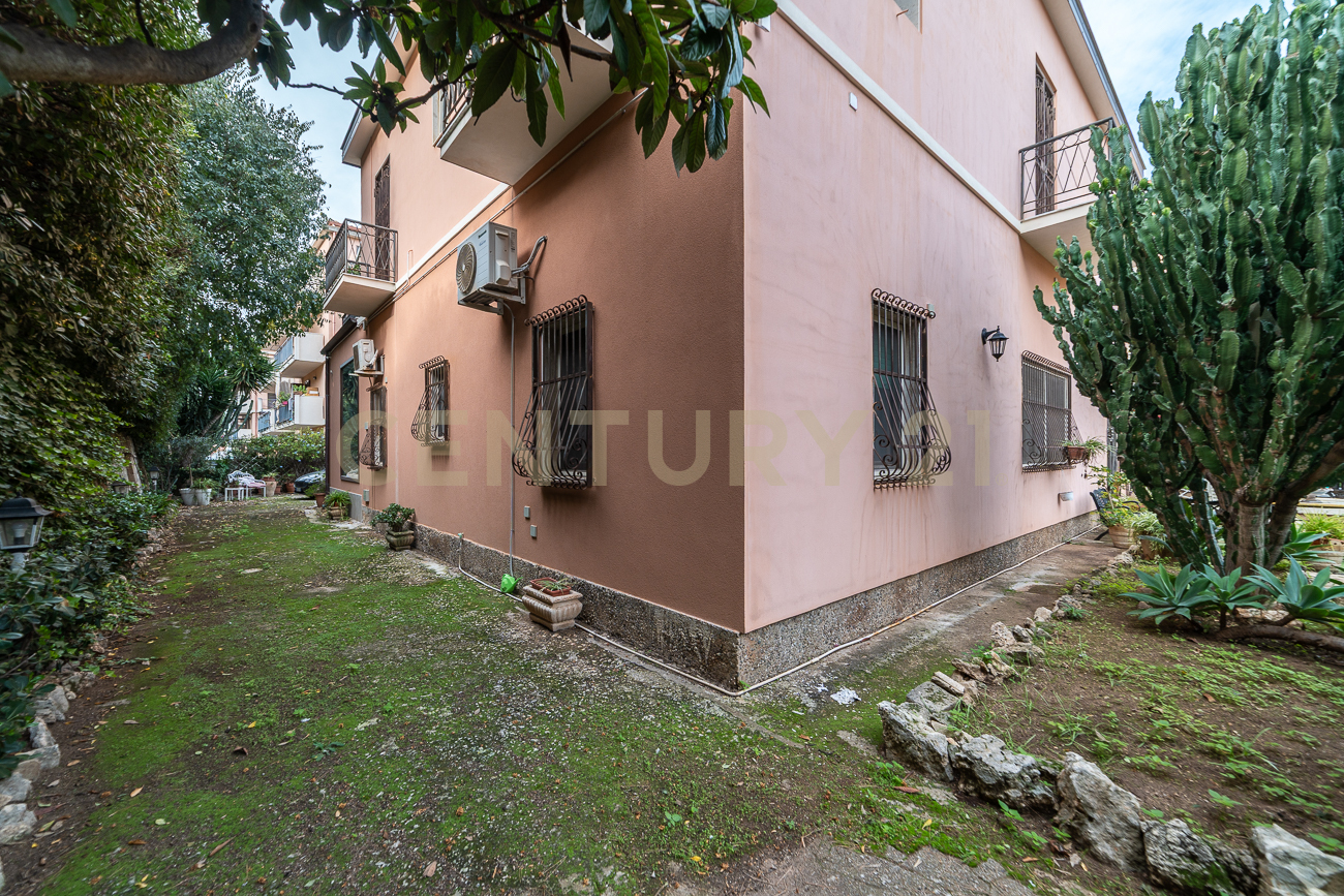 Villa con giardino in viale scala greca, Siracusa