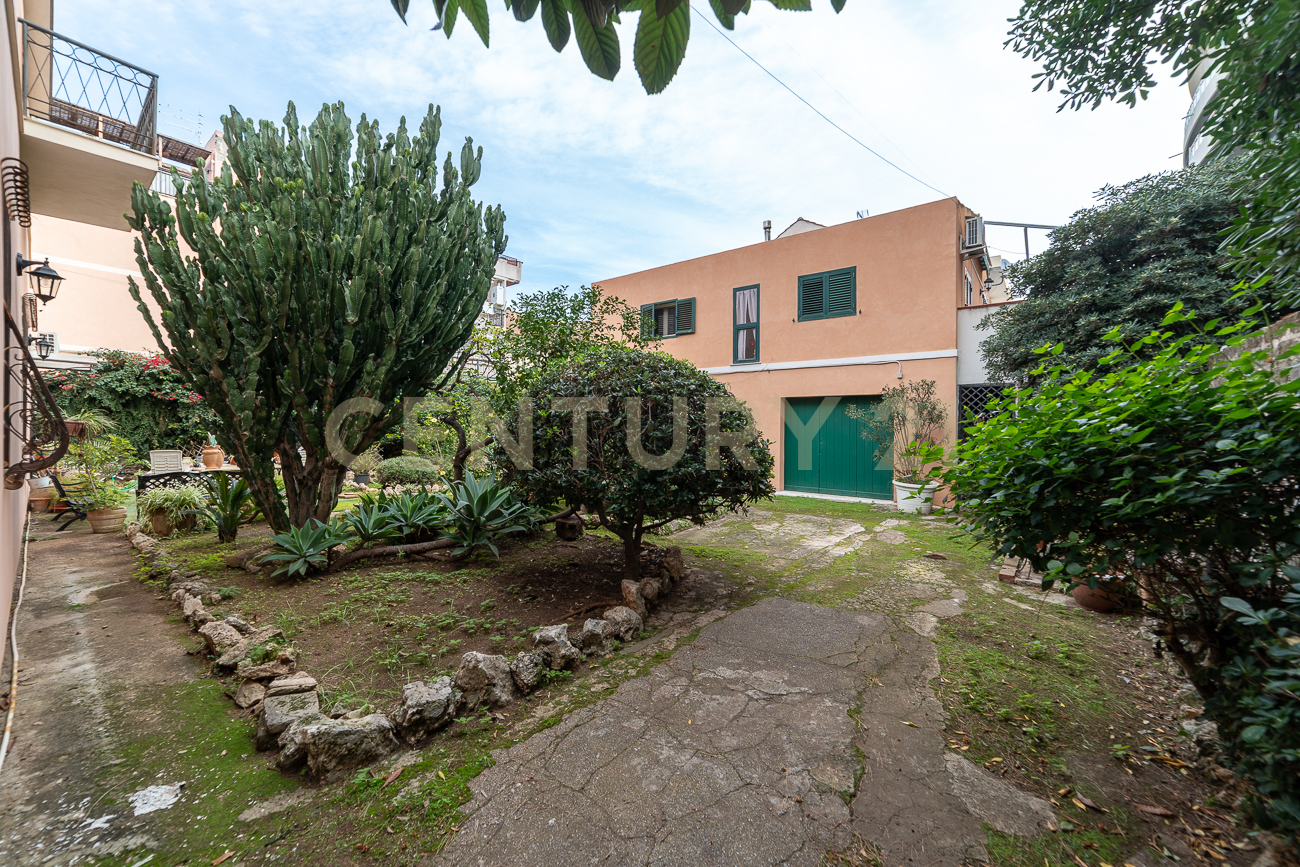 Villa con giardino in viale scala greca, Siracusa