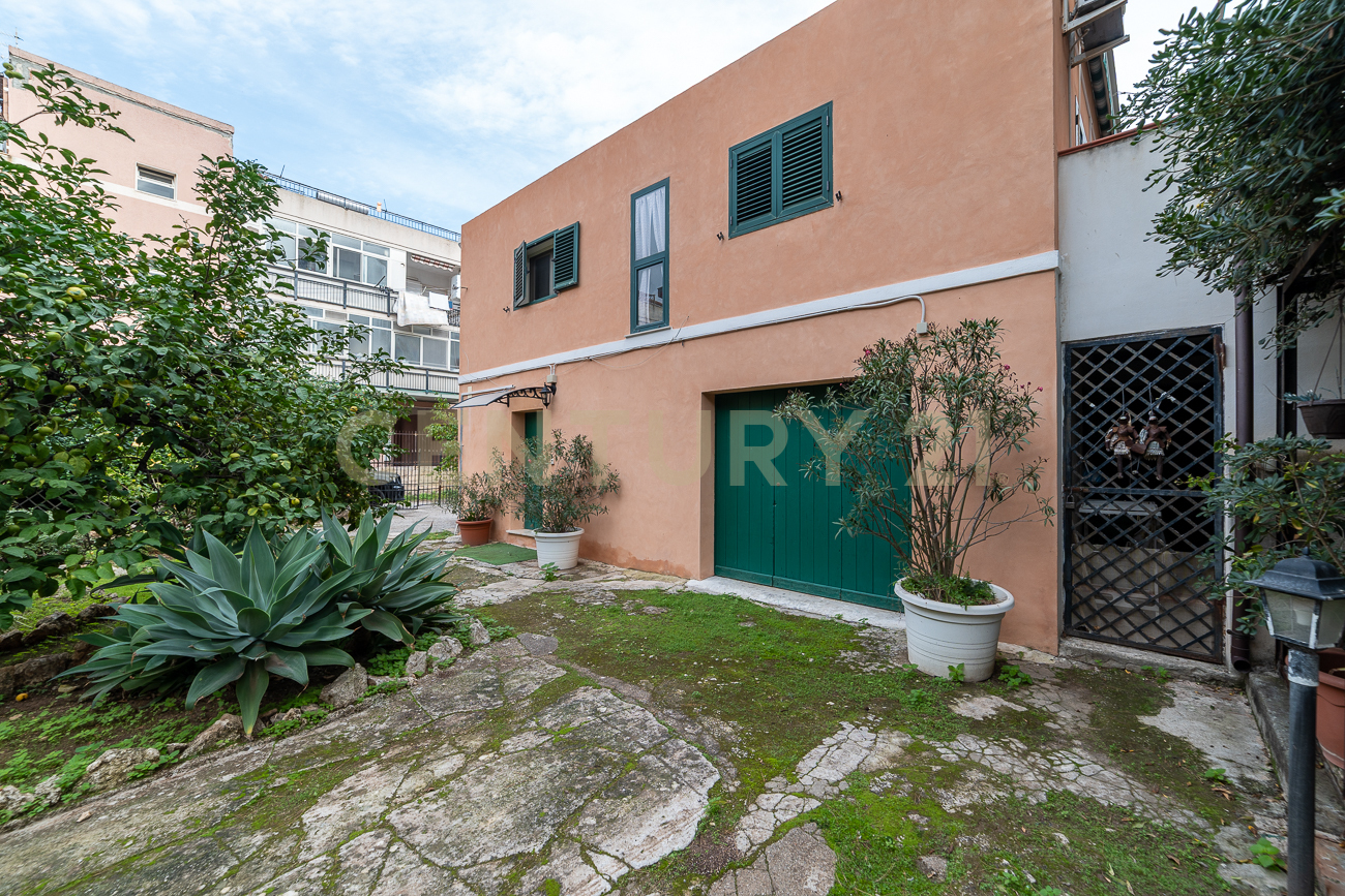 Villa con giardino in viale scala greca, Siracusa