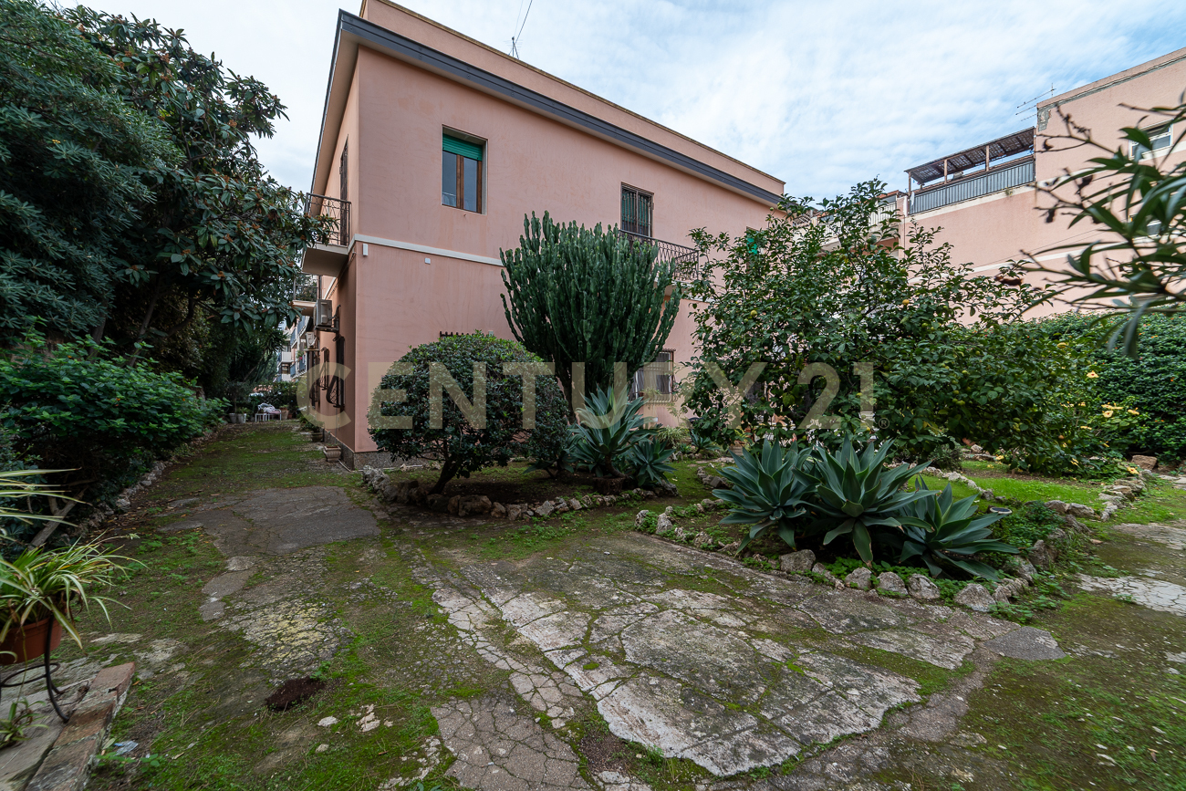 Villa con giardino in viale scala greca, Siracusa