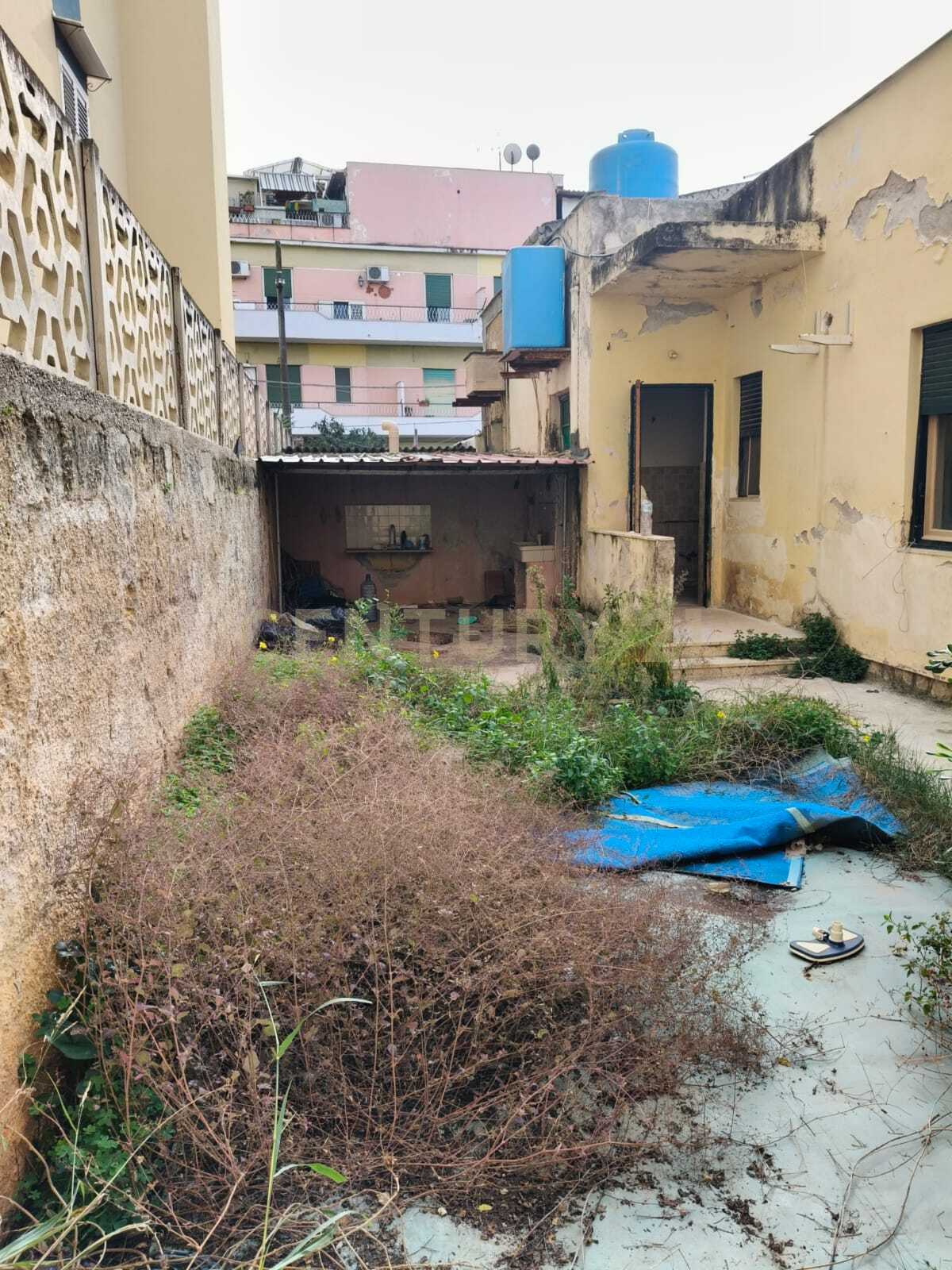 Casa indipendente con terrazzo in via raffaele paolucci 21, Palermo