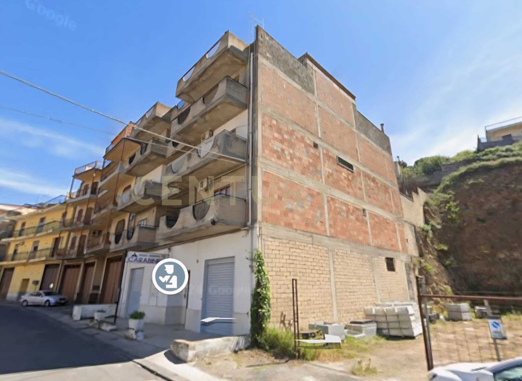 Stabile/Palazzo con giardino in via umberto i, Militello in Val di Catania