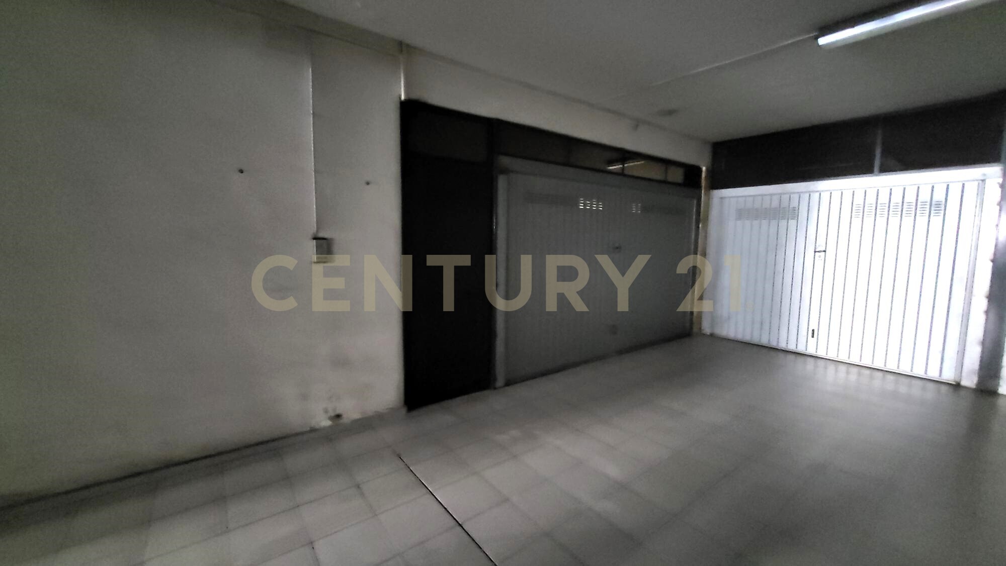 Posto auto coperto con giardino in via genova 35, Catania