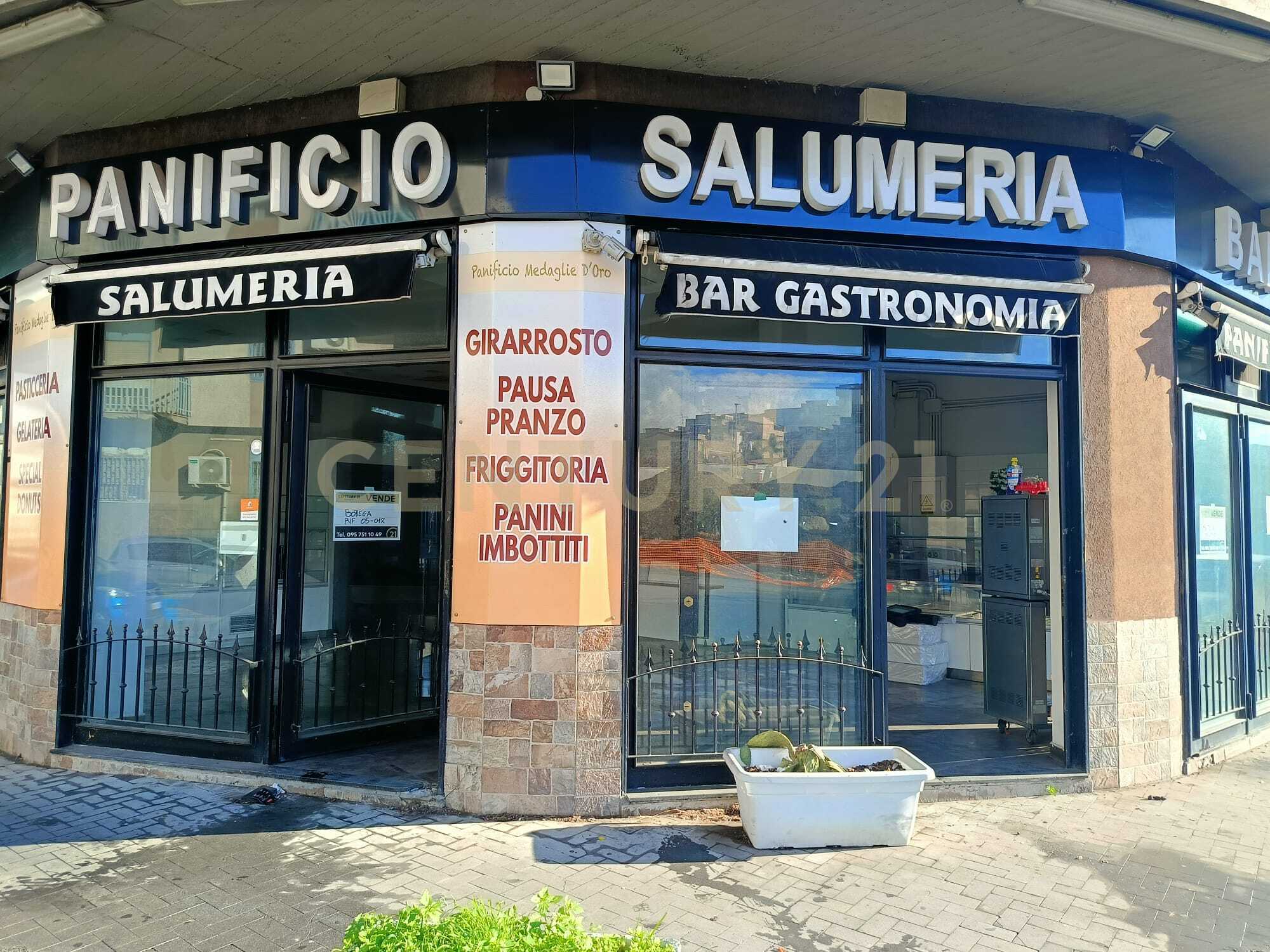 Locale commerciale con giardino in viale delle medaglie d'oro 88, Catania