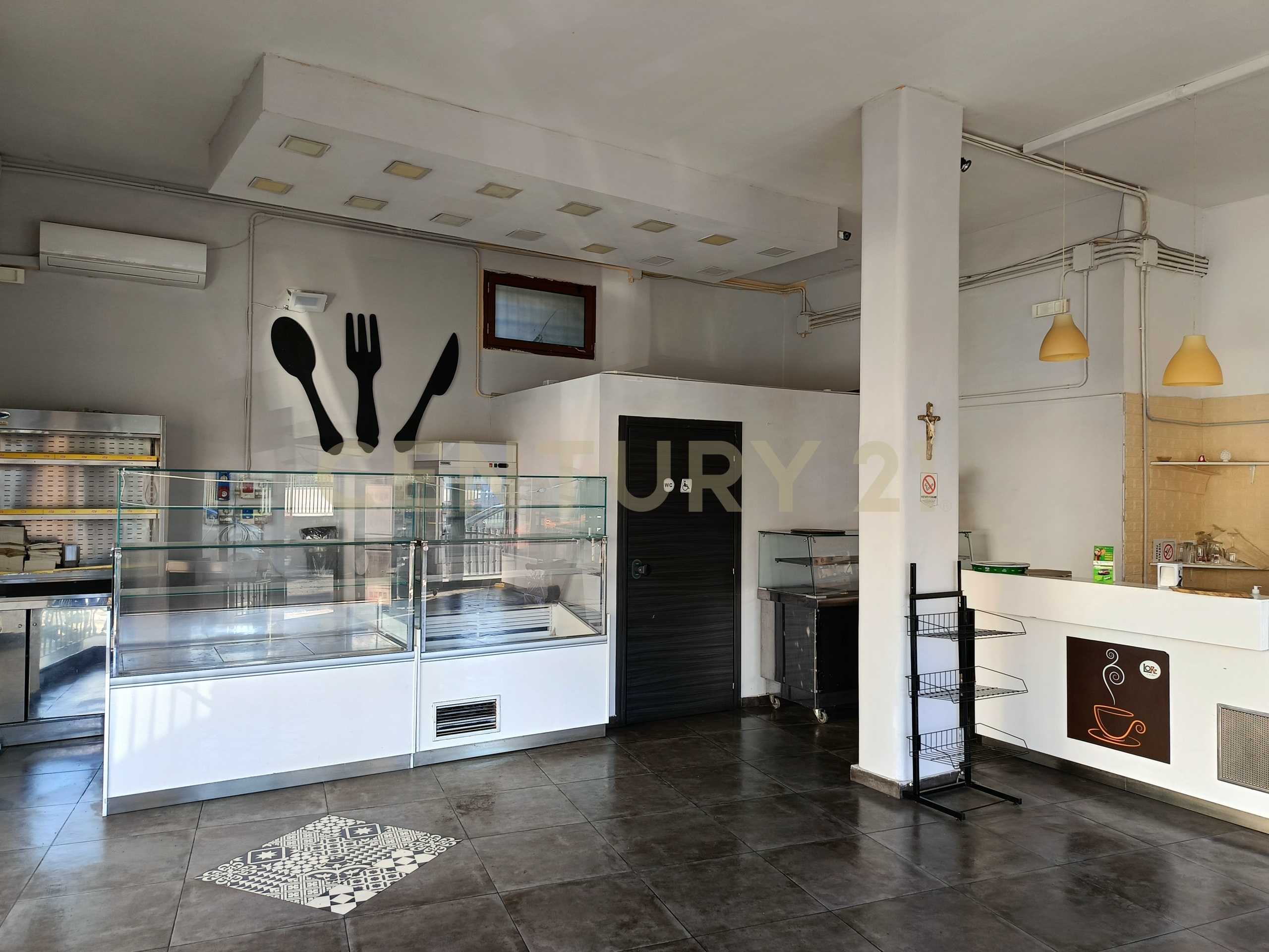 Locale commerciale con giardino in viale delle medaglie d'oro 88, Catania