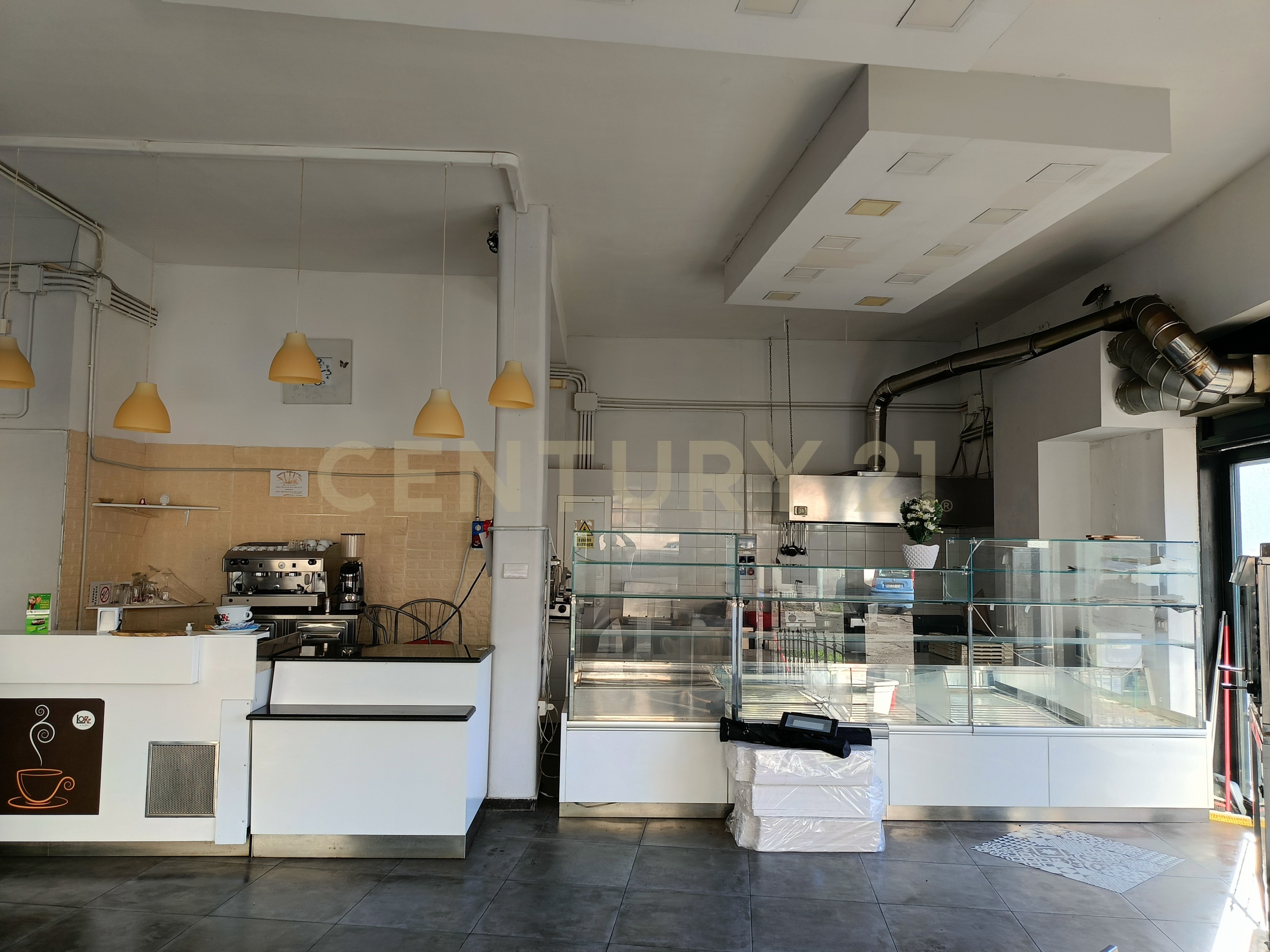 Locale commerciale con giardino in viale delle medaglie d'oro 88, Catania