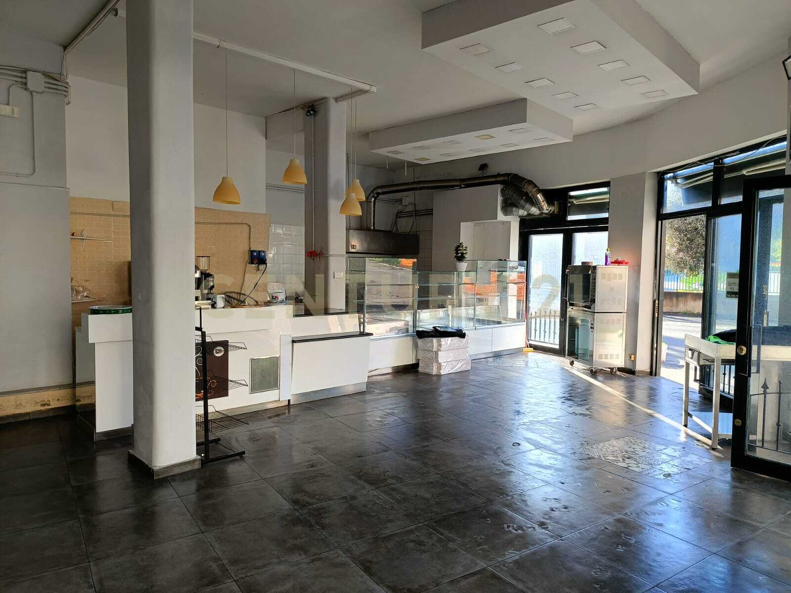 Locale commerciale con giardino in viale delle medaglie d'oro 88, Catania