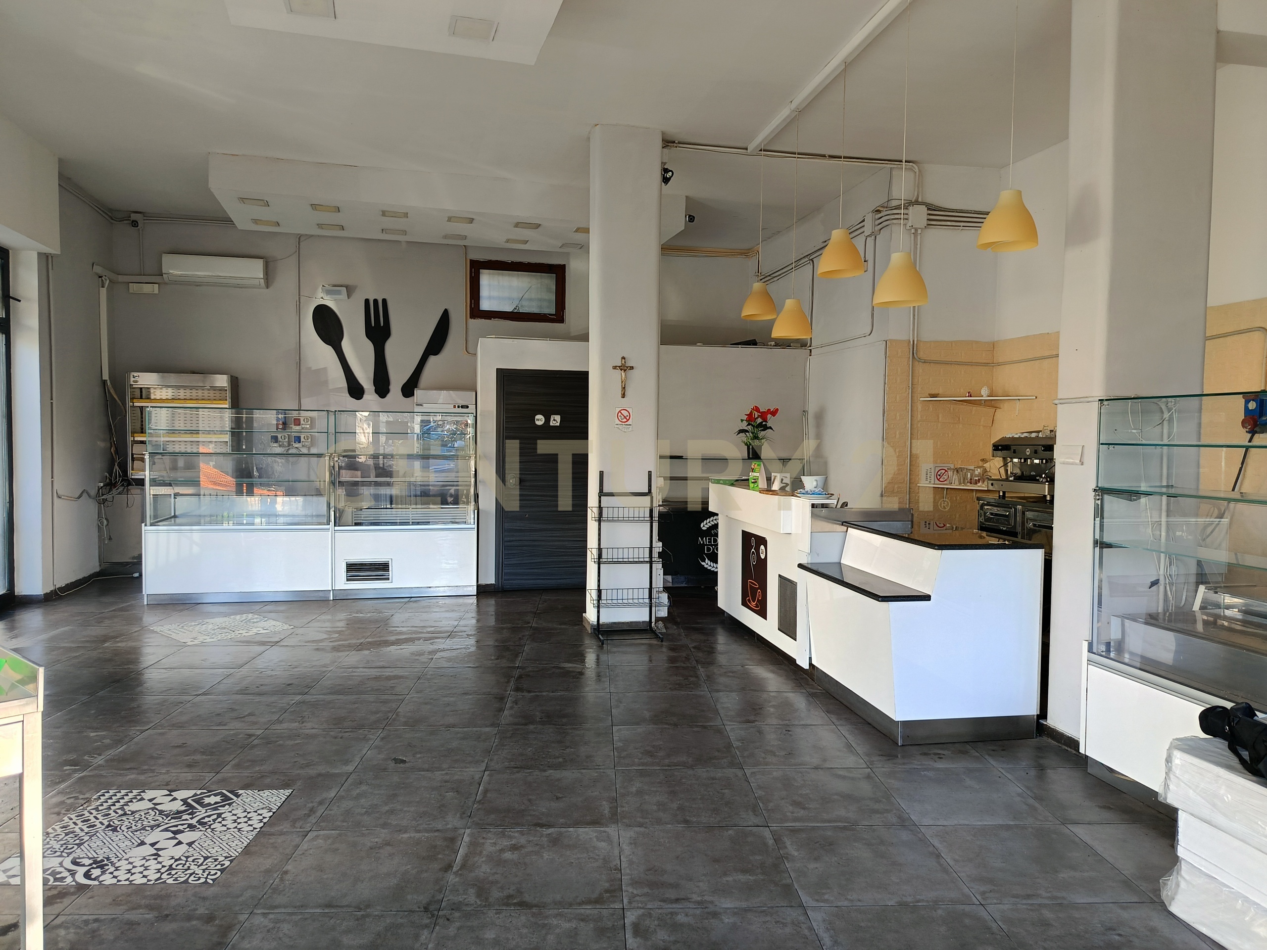 Locale commerciale con giardino in viale delle medaglie d'oro 88, Catania