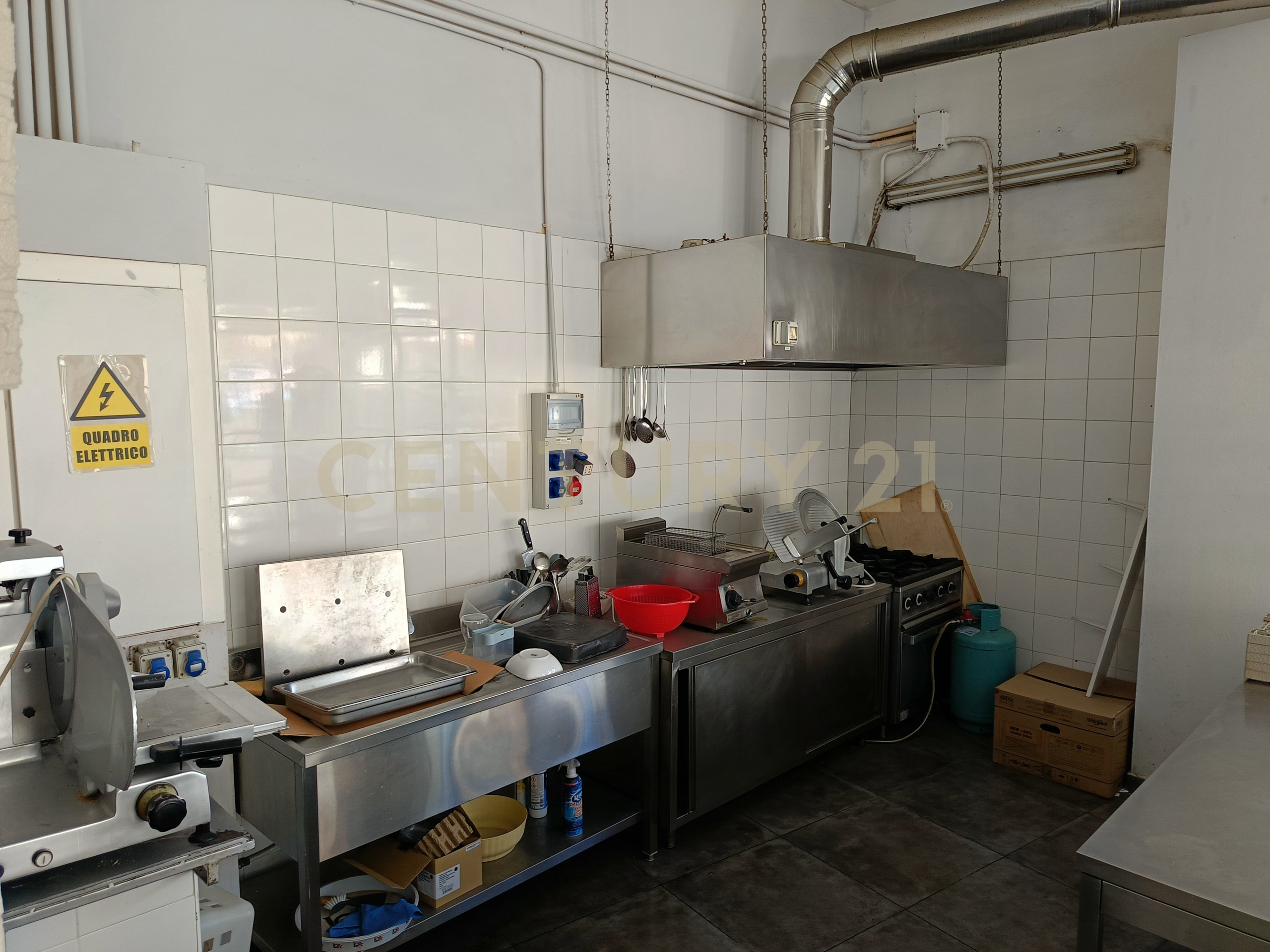 Locale commerciale con giardino in viale delle medaglie d'oro 88, Catania