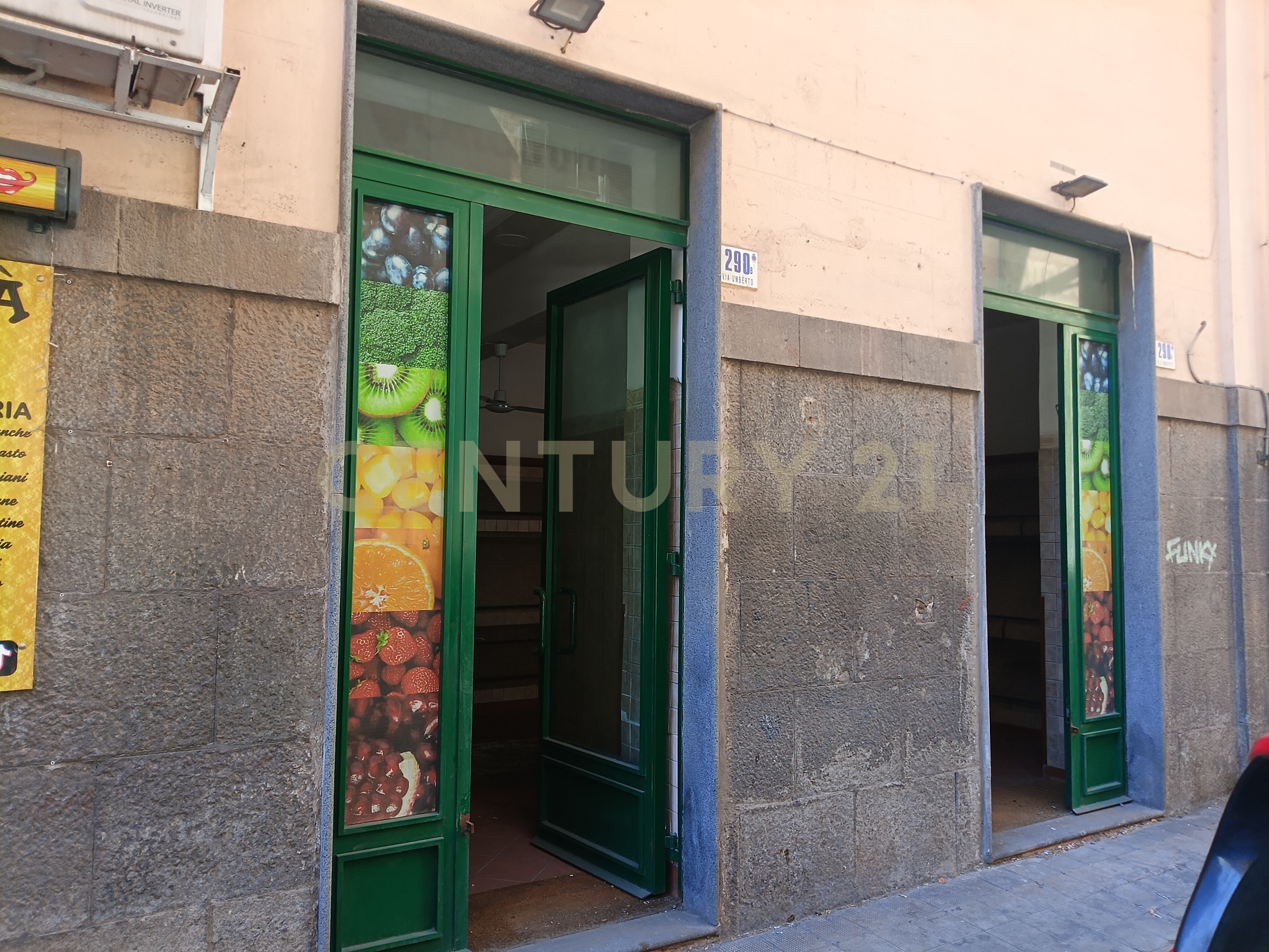 Locale commerciale con giardino in via umberto i 290a, Catania