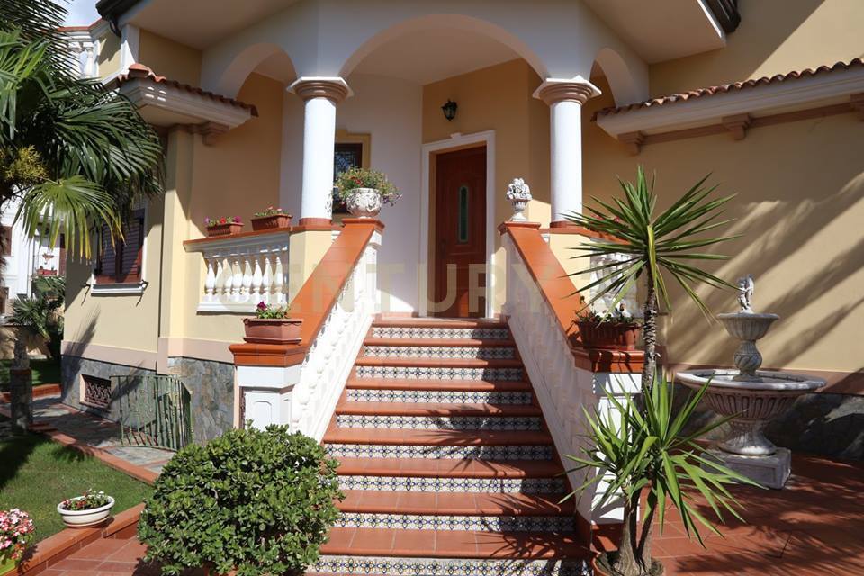 Villa con giardino a Barcellona Pozzo di Gotto