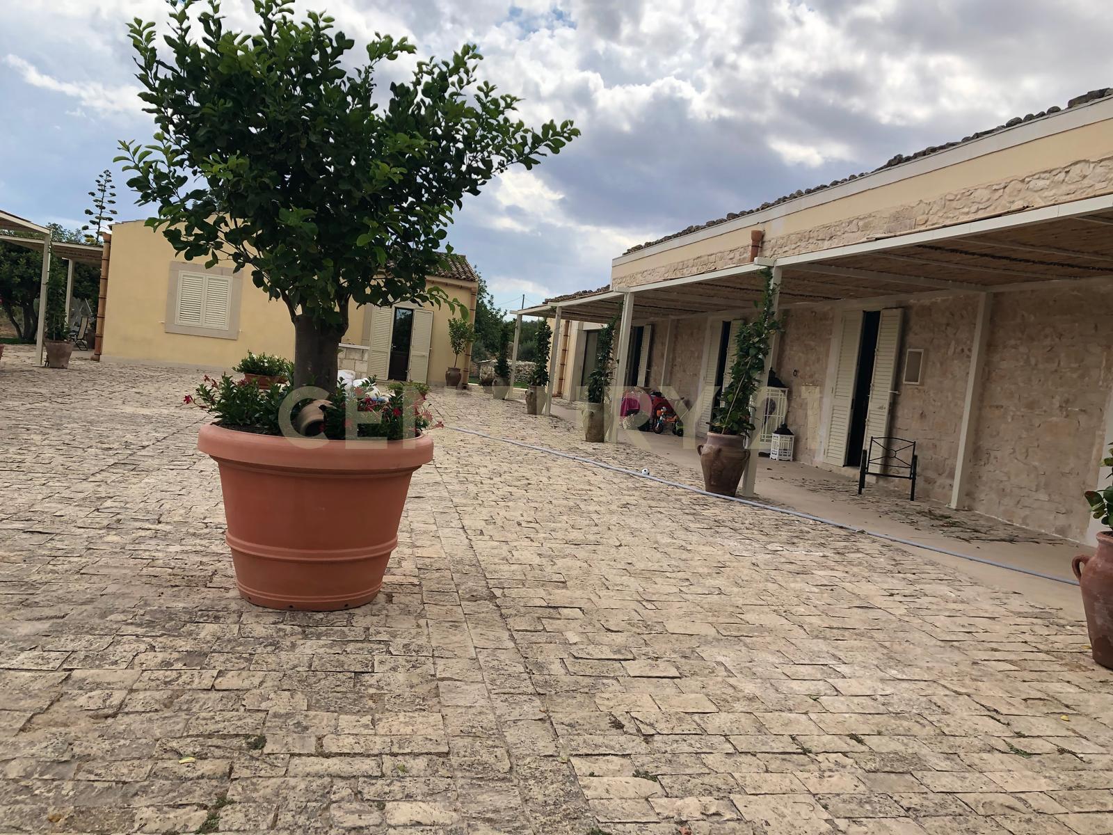 Casa indipendente con giardino a Noto