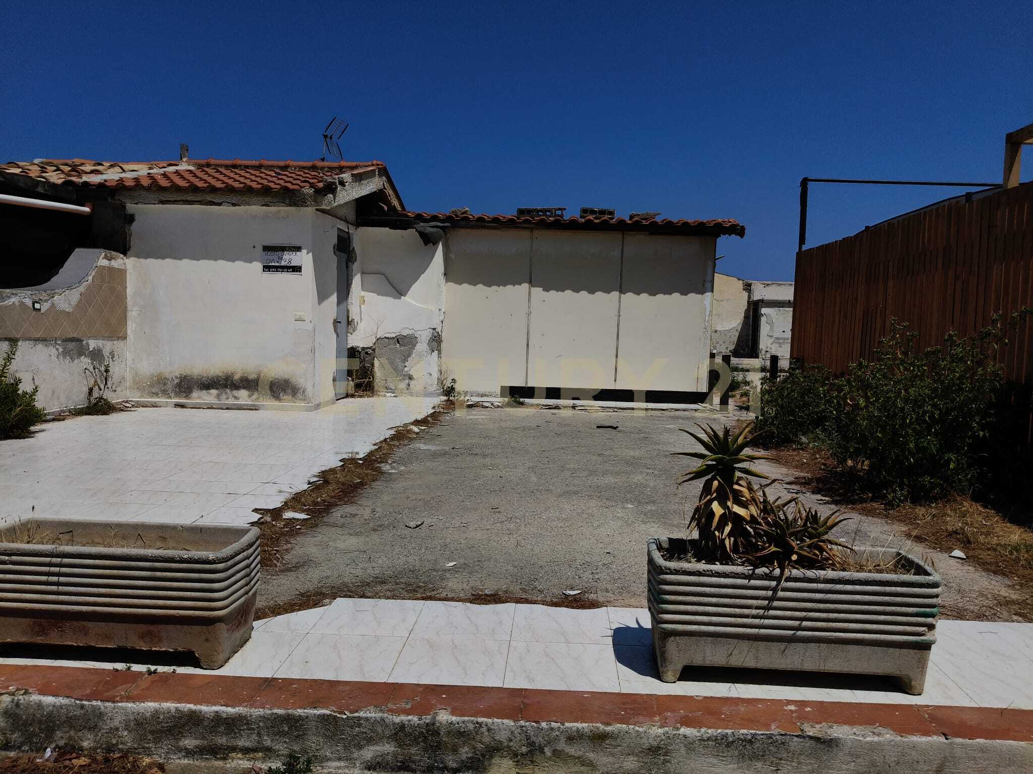 Box/Garage 61mq in vendita in via val di noto 4, Campofelice di Roccella