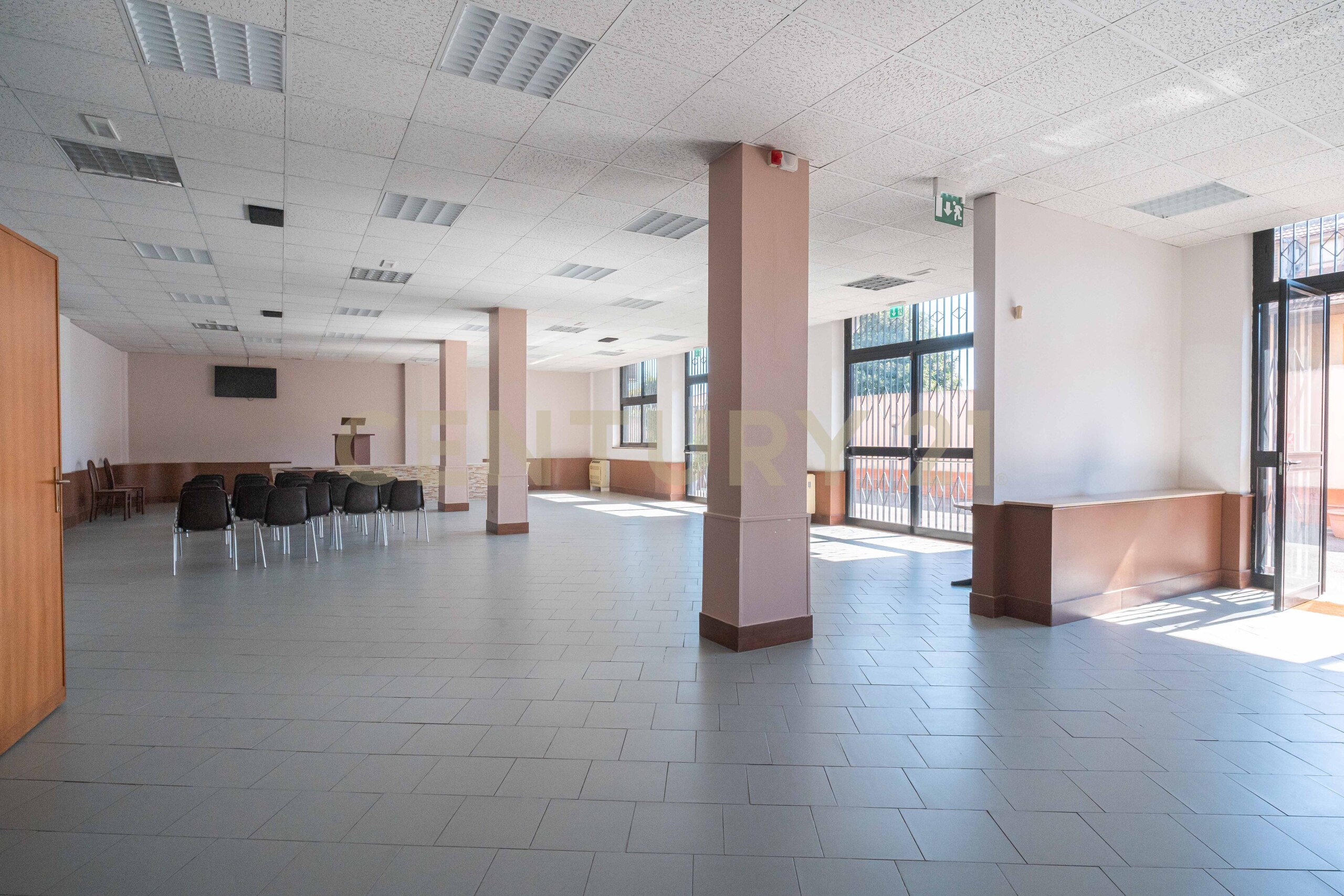 Locale commerciale con giardino in via vincenzo bellini 39, Aci Sant'Antonio