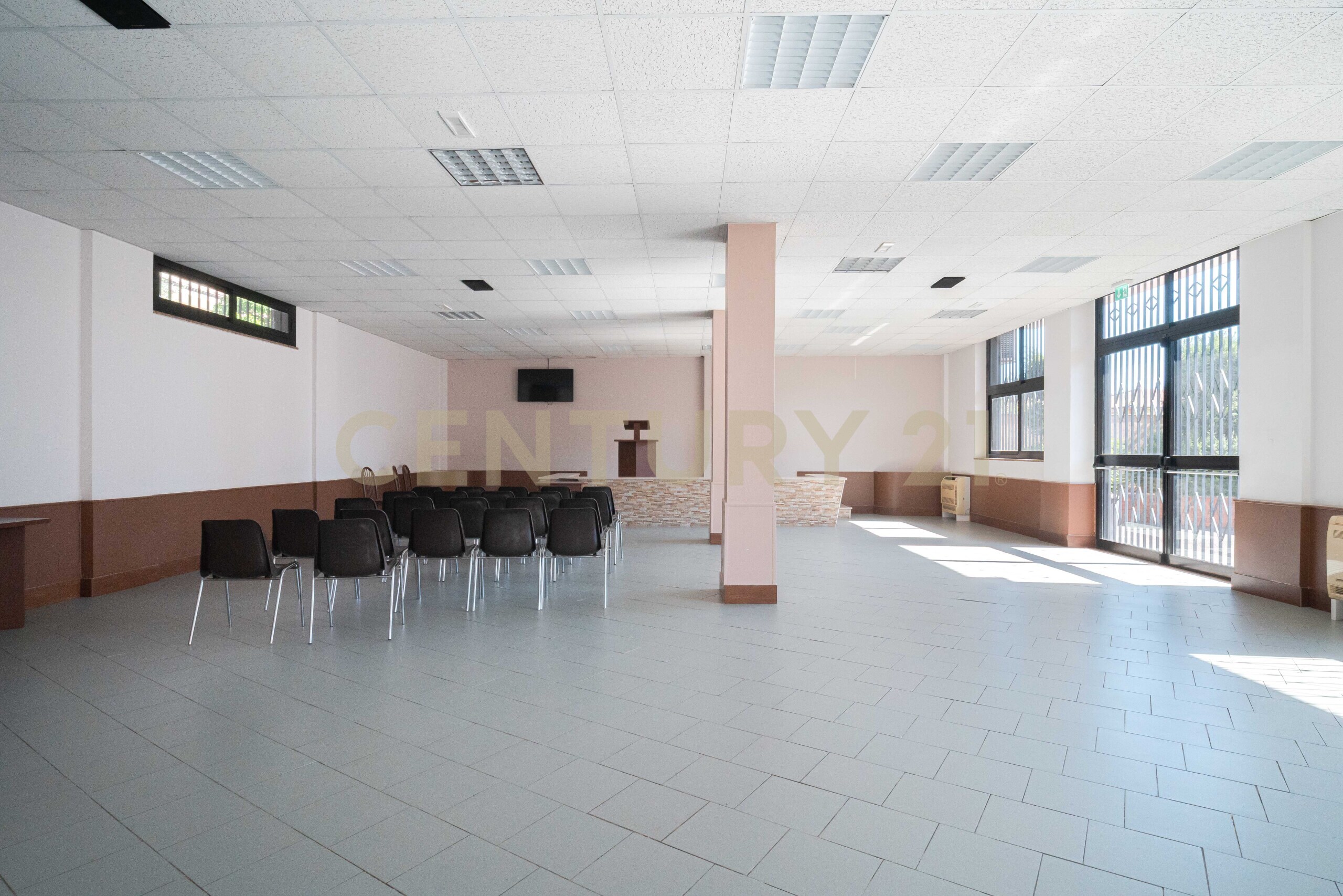 Locale commerciale con giardino in via vincenzo bellini 39, Aci Sant'Antonio