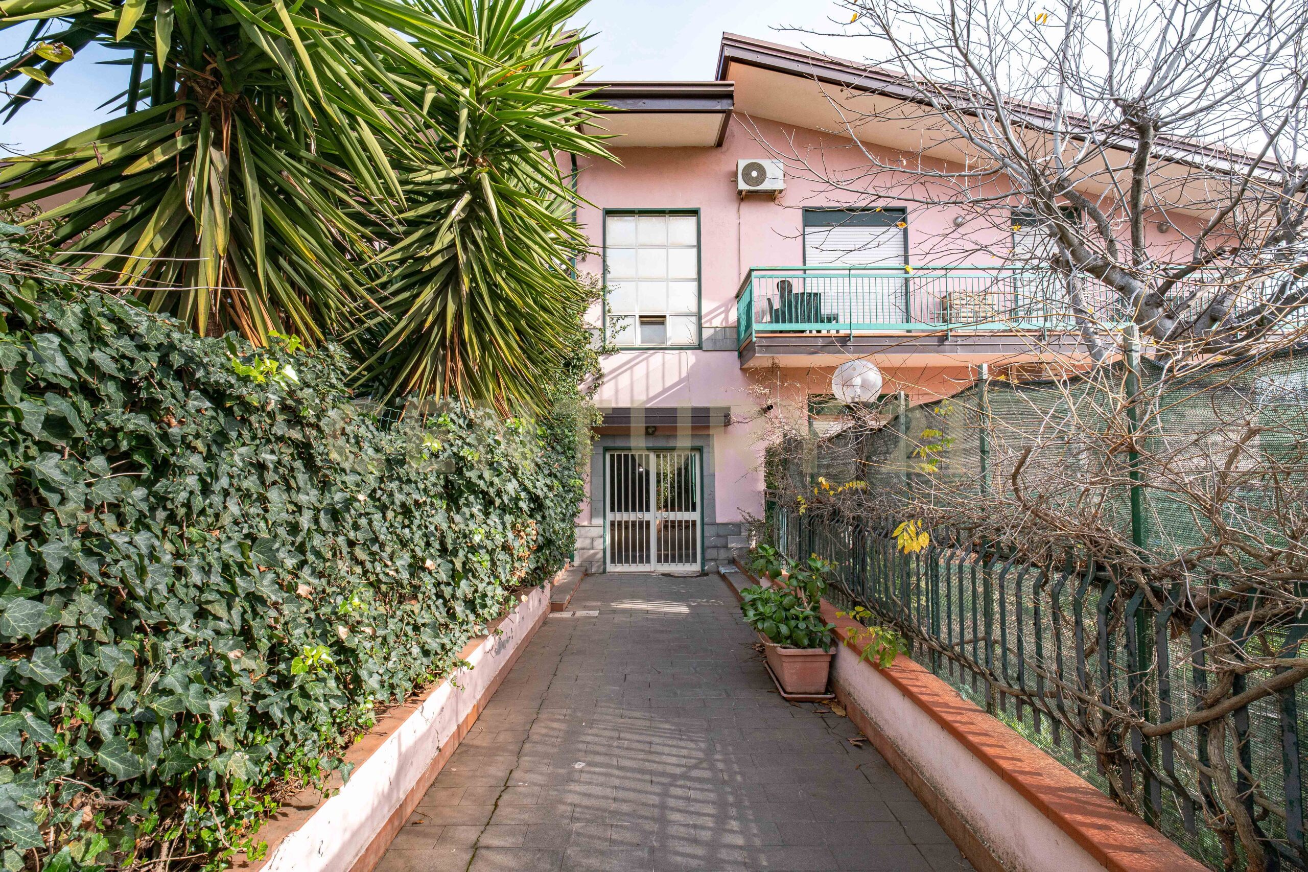 Appartamento con giardino in via delle ginestre s.n., Pedara