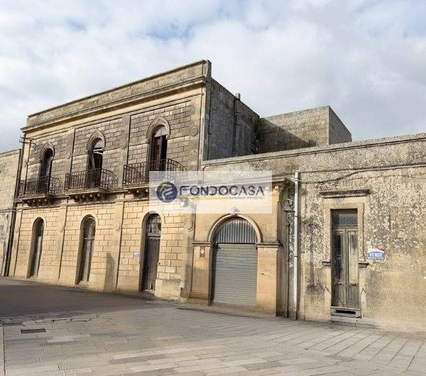 Palazzo intero stabile in vendita a Castrignano de' Greci