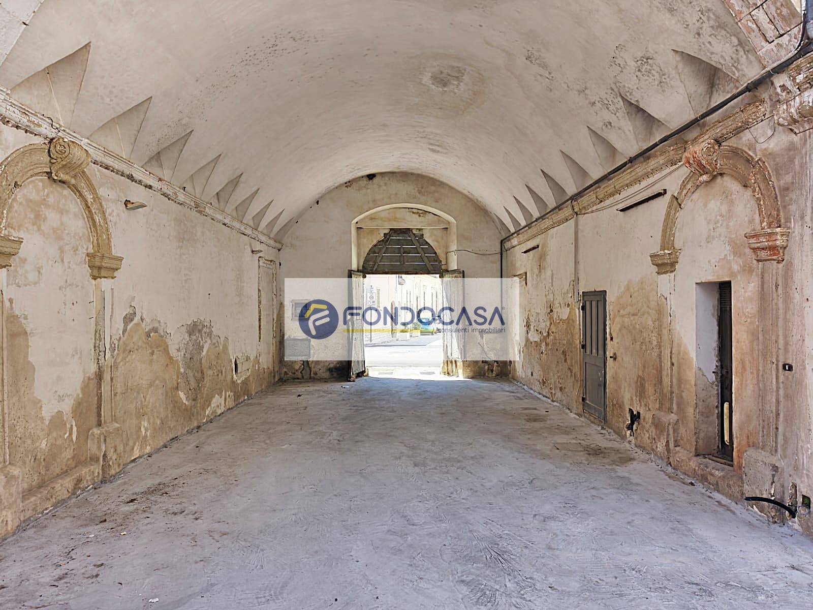 Locale commerciale in vendita a Giuggianello