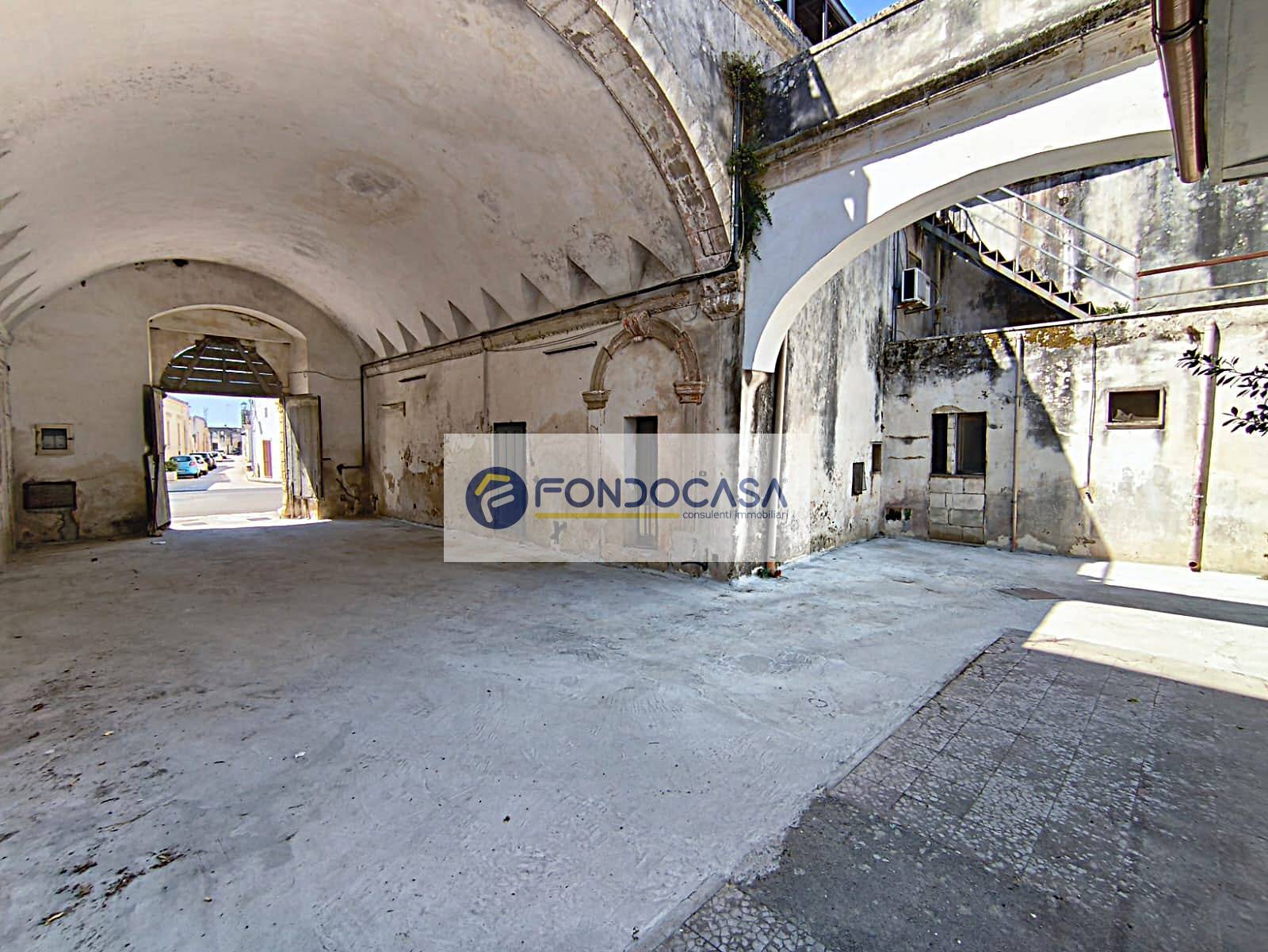 Locale commerciale in vendita a Giuggianello