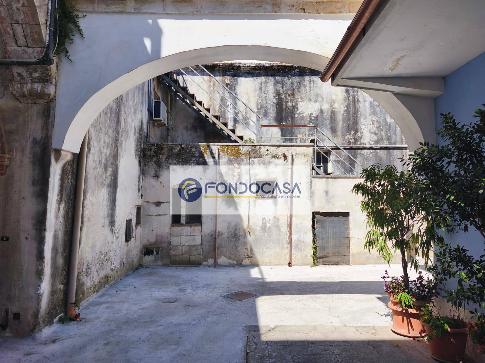 Locale commerciale in vendita a Giuggianello