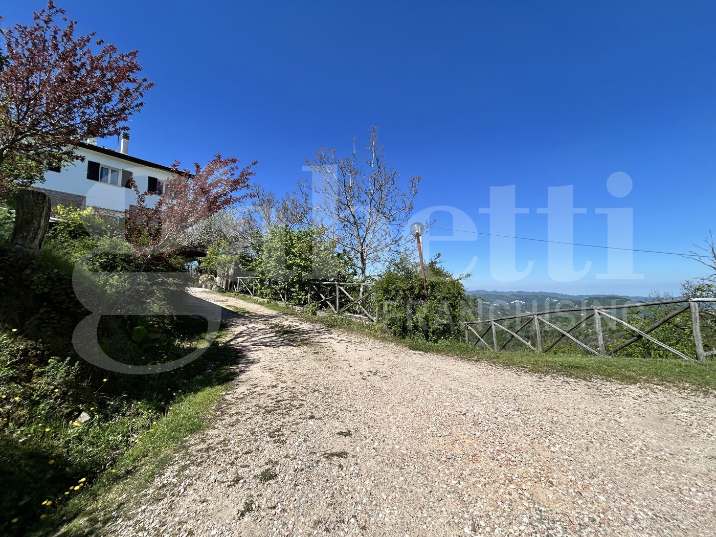 Villa con giardino a Loiano