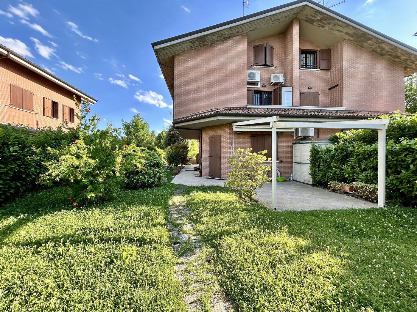 Villa Bifamiliare con giardino a San Lazzaro di Savena