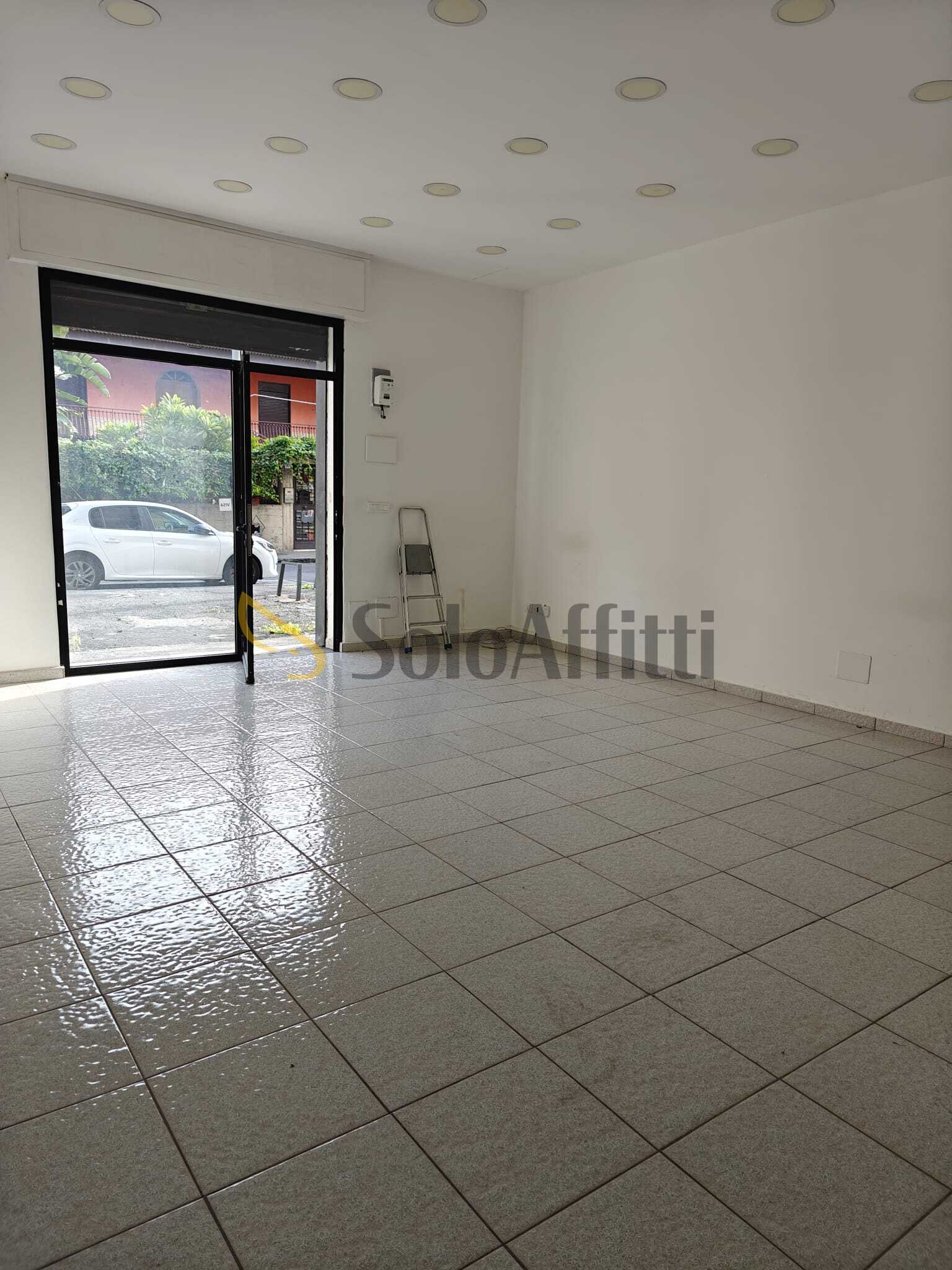 Locale commerciale in affitto in via stazzone 146, Catania