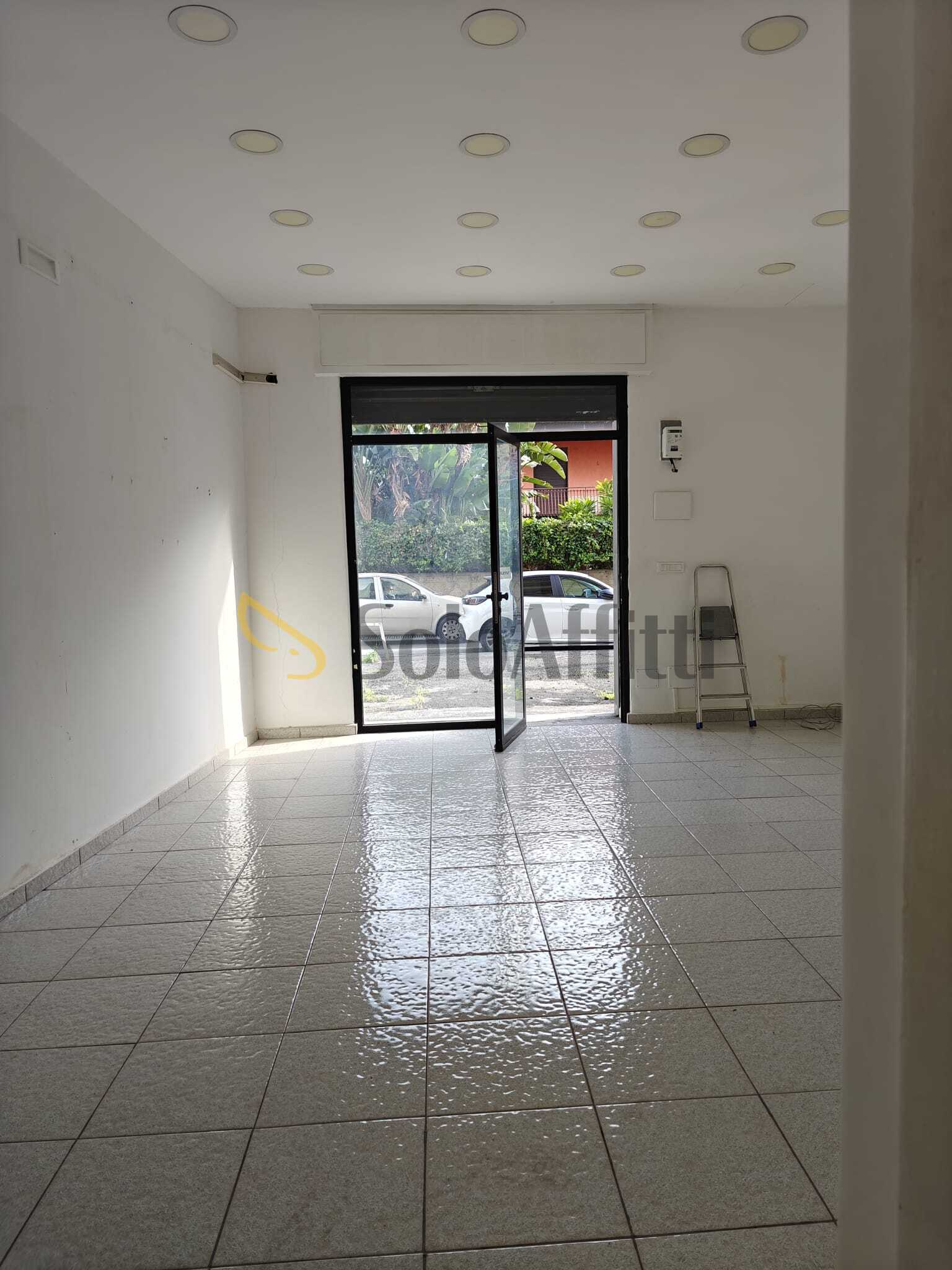 Locale commerciale in affitto in via stazzone 146, Catania