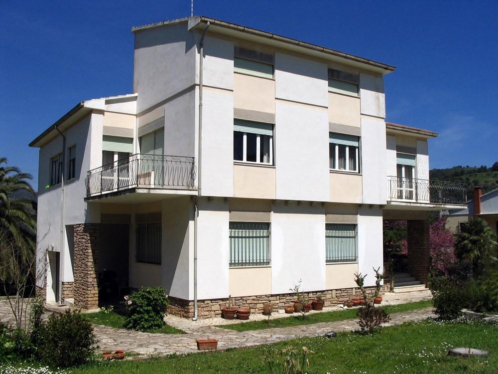 Villa con giardino a Campiglia Marittima