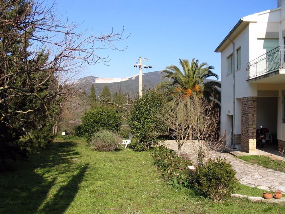 Villa con giardino a Campiglia Marittima