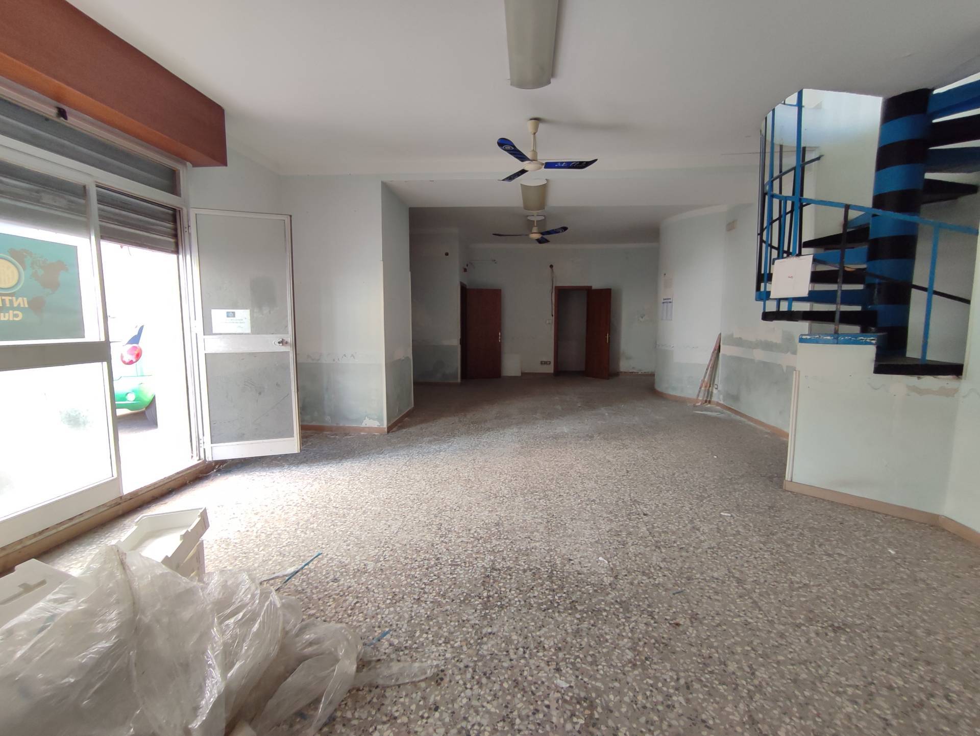 Locale commerciale in affitto a Gallipoli, Corso Roma