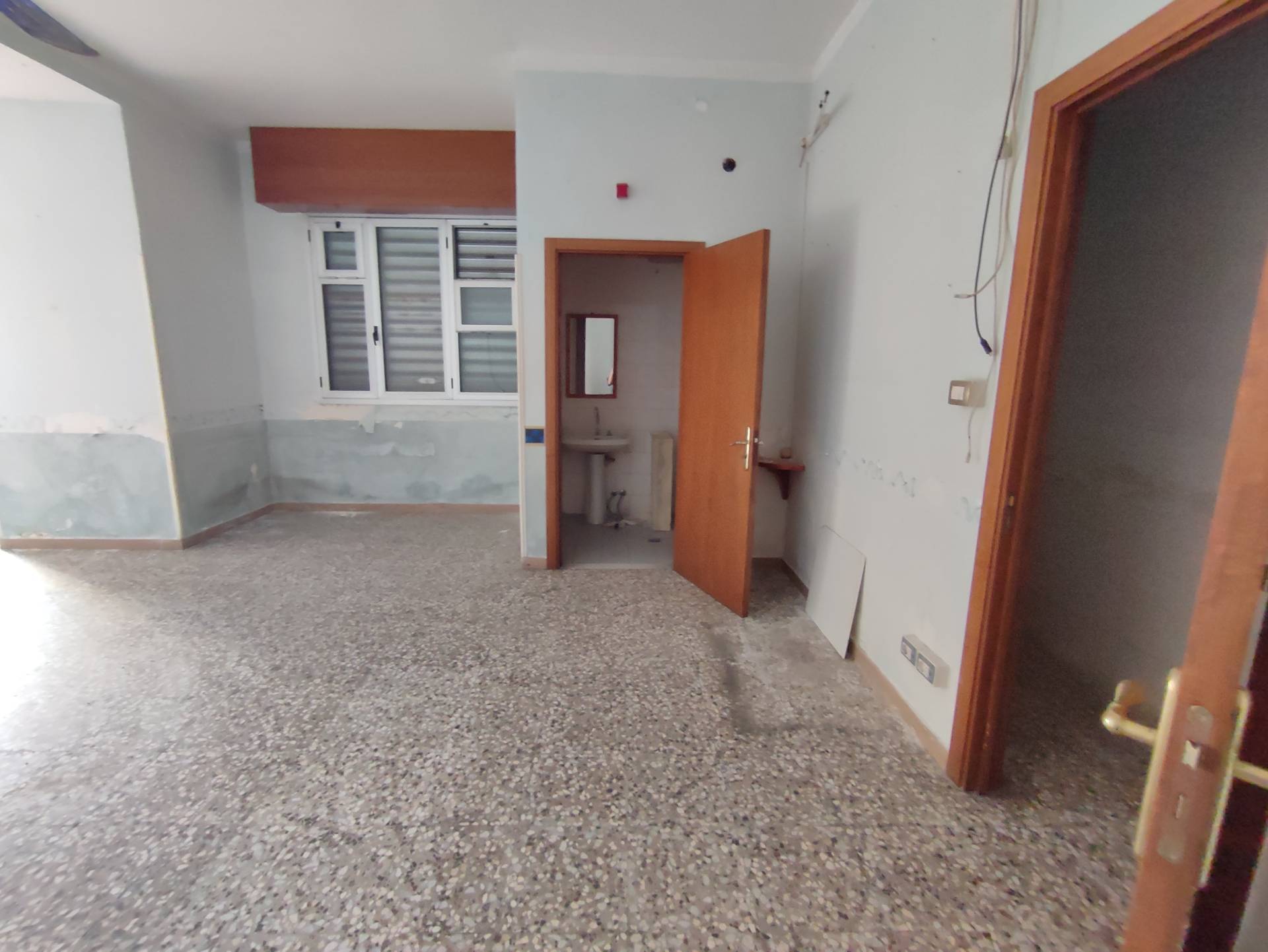 Locale commerciale in affitto a Gallipoli, Corso Roma